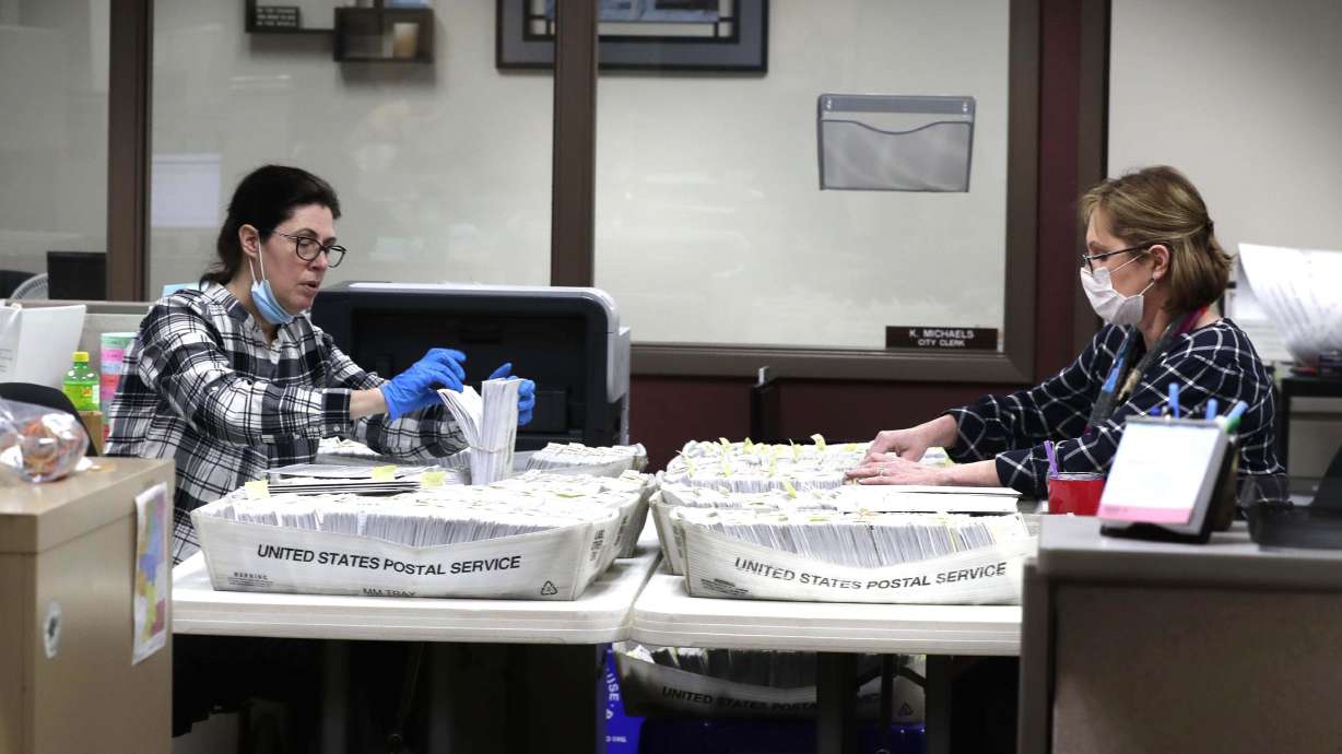 Wisconsin limps toward Tuesday election despite virus fears