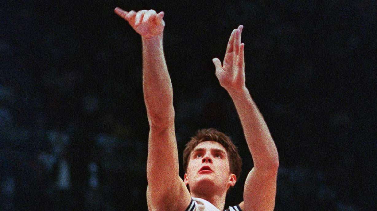 AP Was There: Laettner's shot stuns Kentucky in OT, 104-103