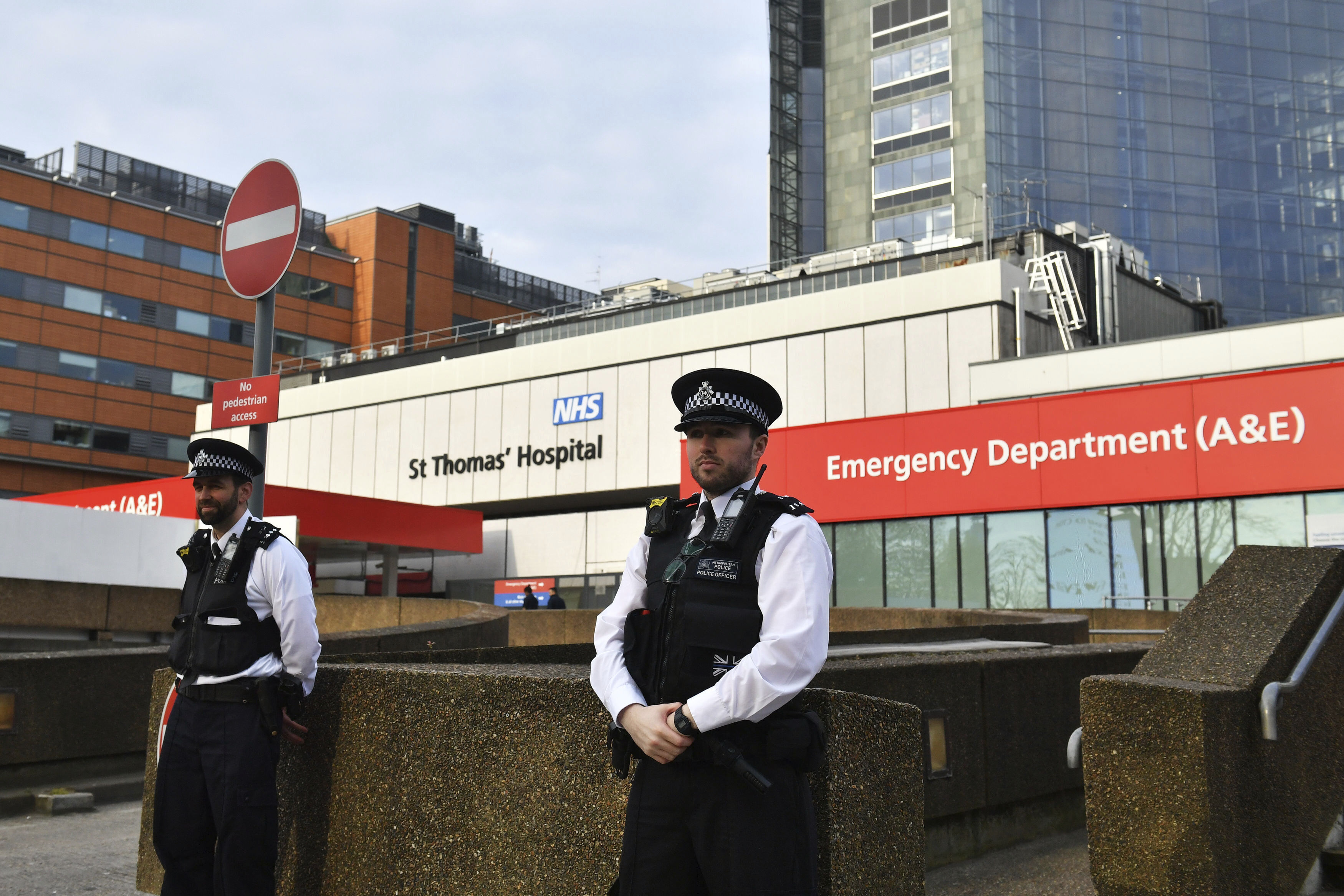 Police officers stand outside St Thomas' Hospital in the background in central London, where Prime Minister Boris Johnson remains in intensive care as his coronavirus symptoms persist, Wednesday April 8, 2020. (Photo: Dominic Lipinski/PA via AP)