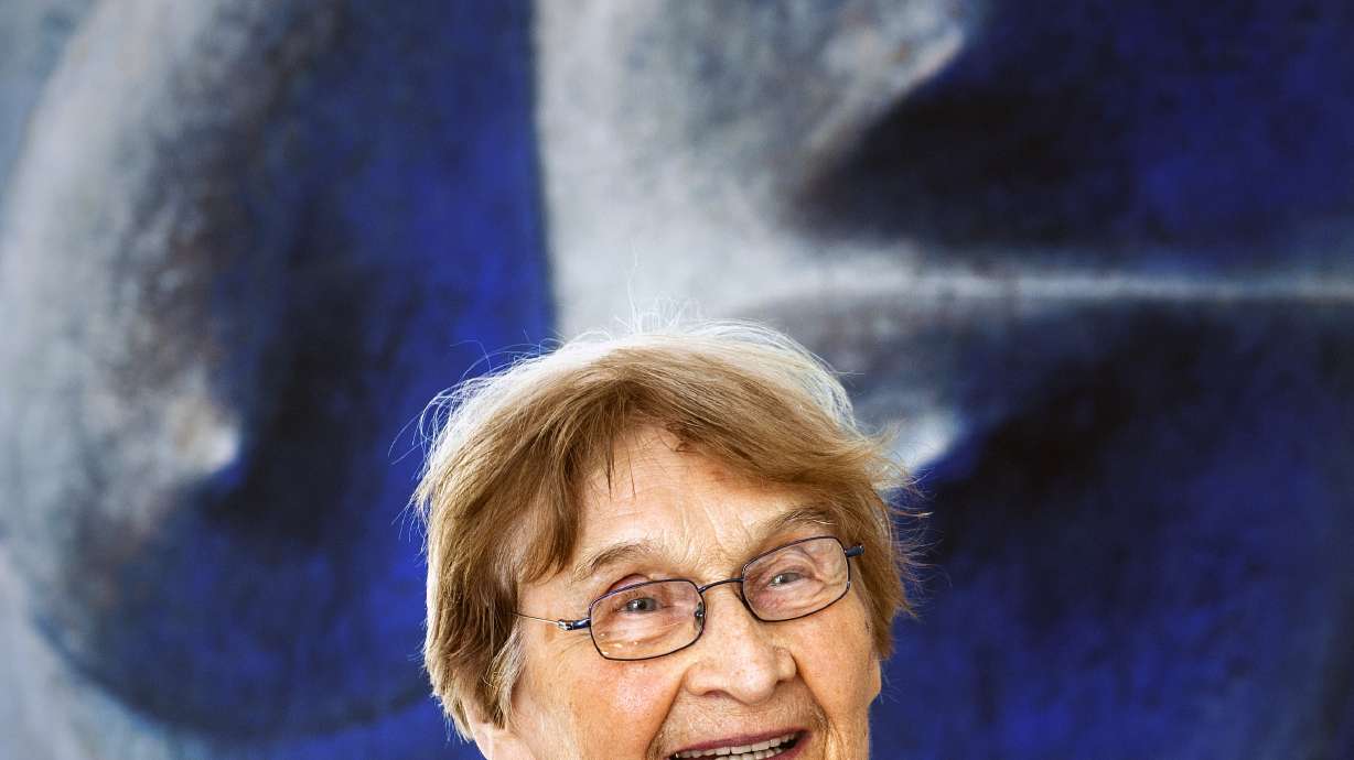 Czech glass artist Jaroslava Brychtova dies at 95