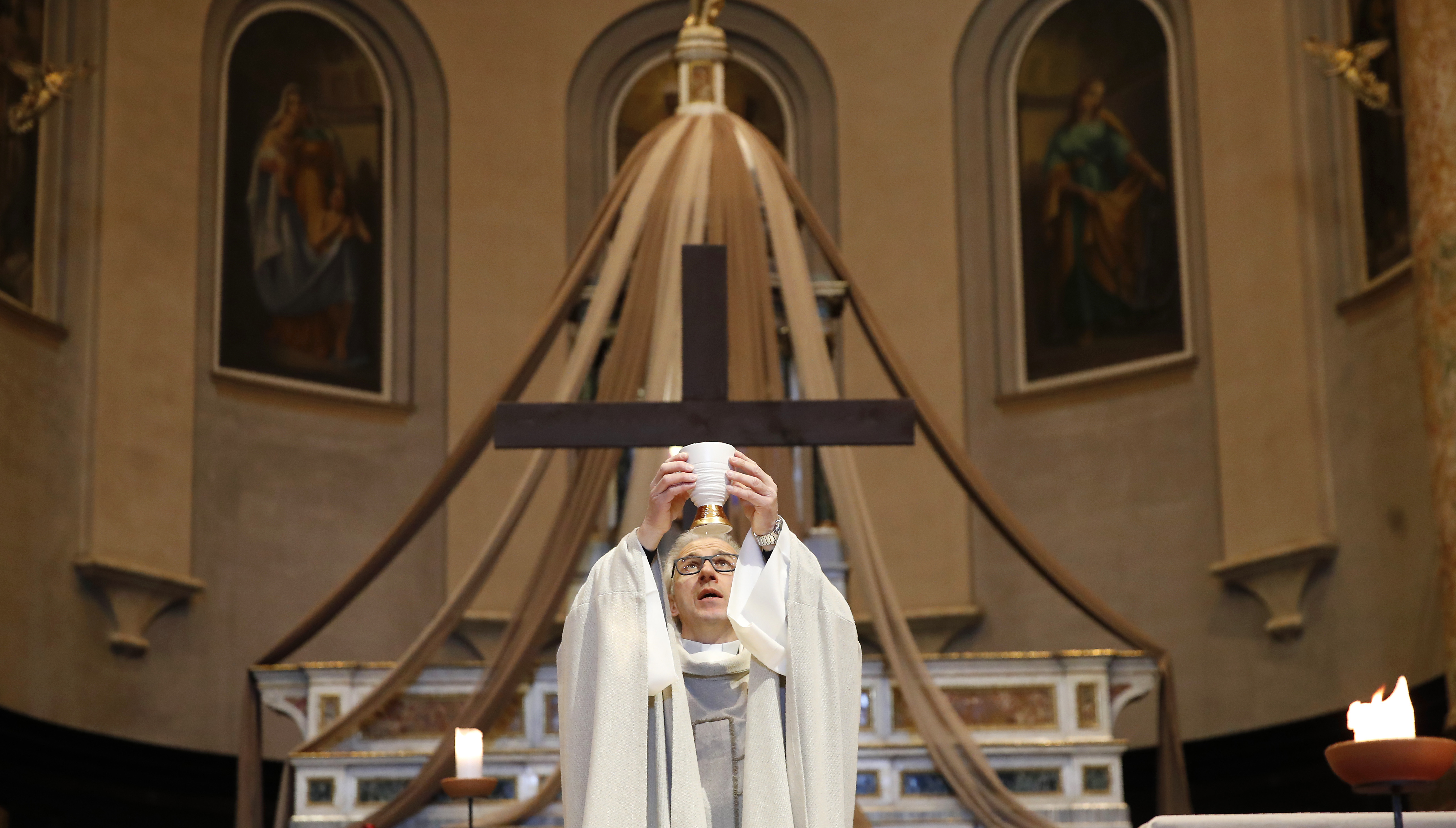 As Easter nears, virus deaths test Italian priest's faith 