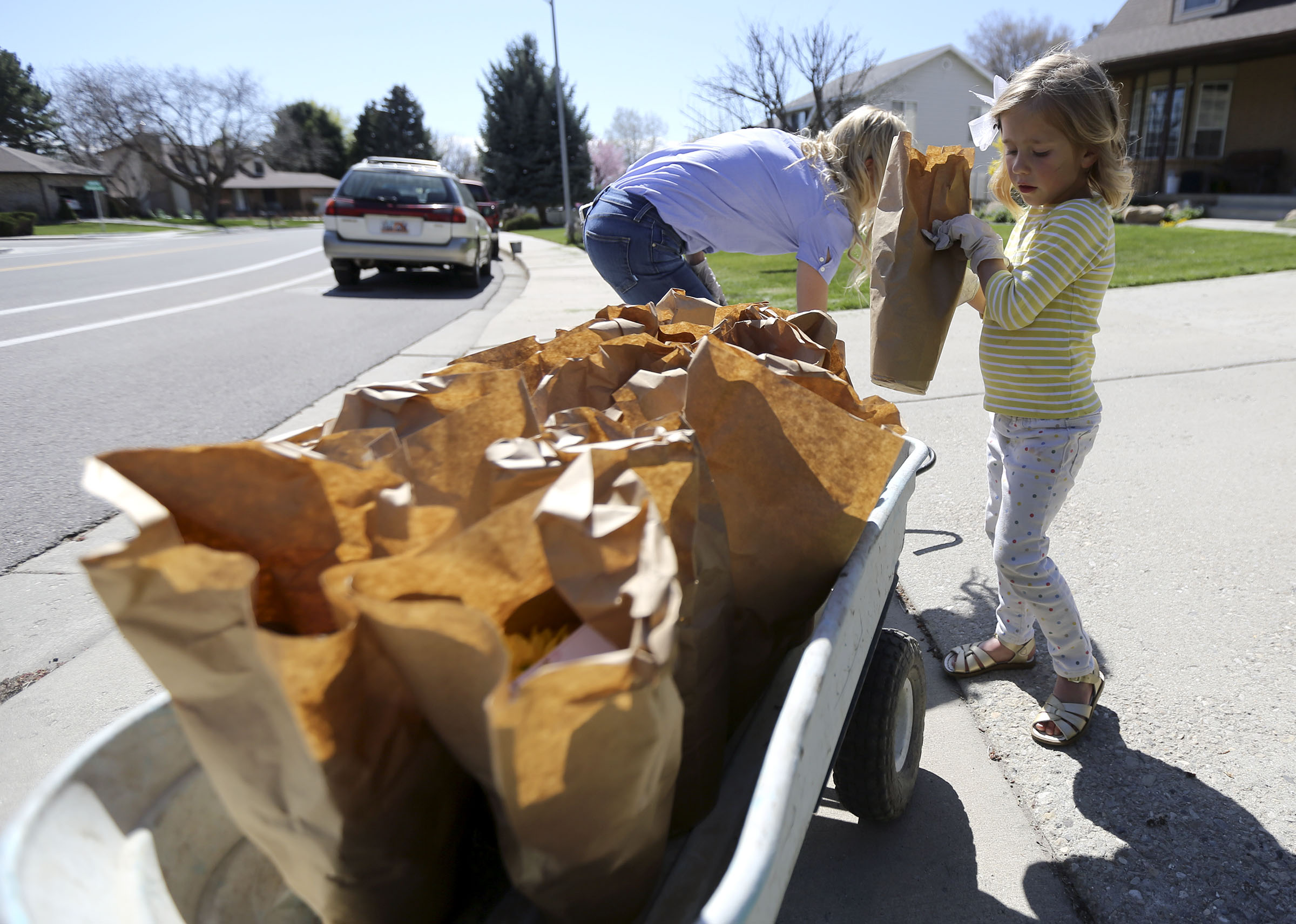 Rollins Cloward picks up flowers from Milgro Nursery to hand out to neighbors in Provo on Friday, April 10, 2020. Due to COVID-19, Milgro Nursery had many canceled flower orders and didn’t want the flowers to go to waste. (Photo: Kristin Murphy, KSL)