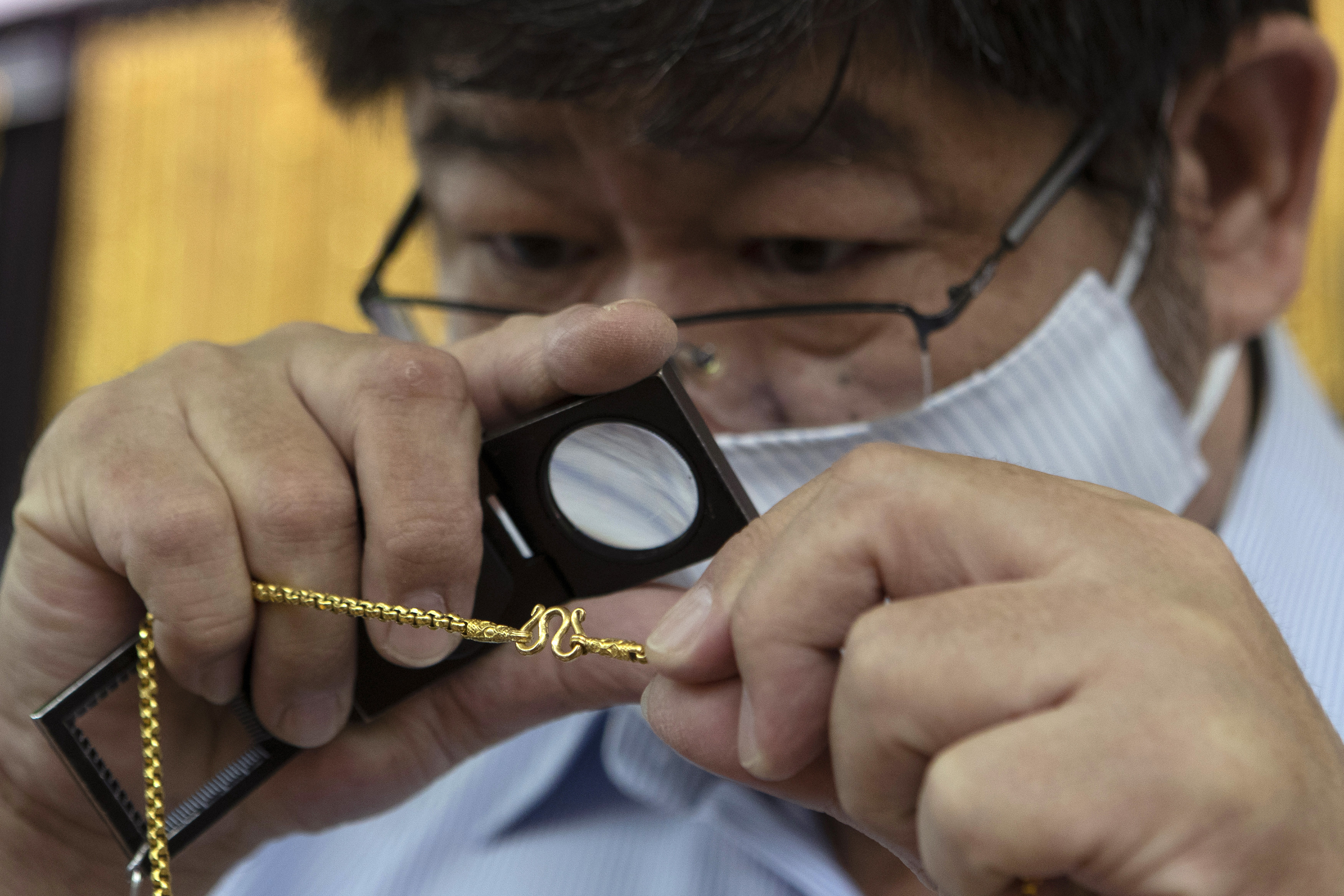 With price high, Thais with dwindling incomes sell off gold 