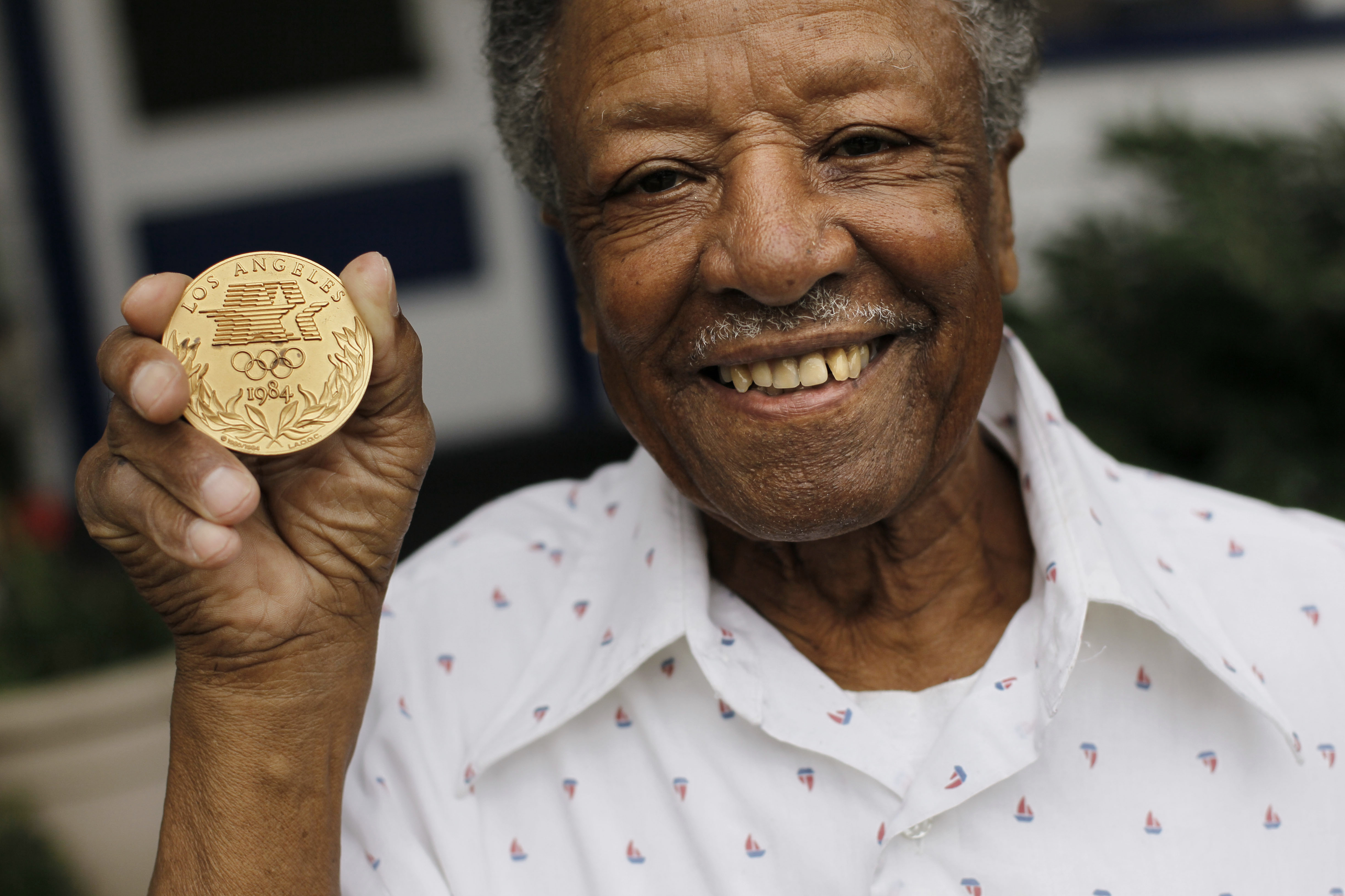 Pioneering boxing ref dies, sport's 1st black Olympic judge