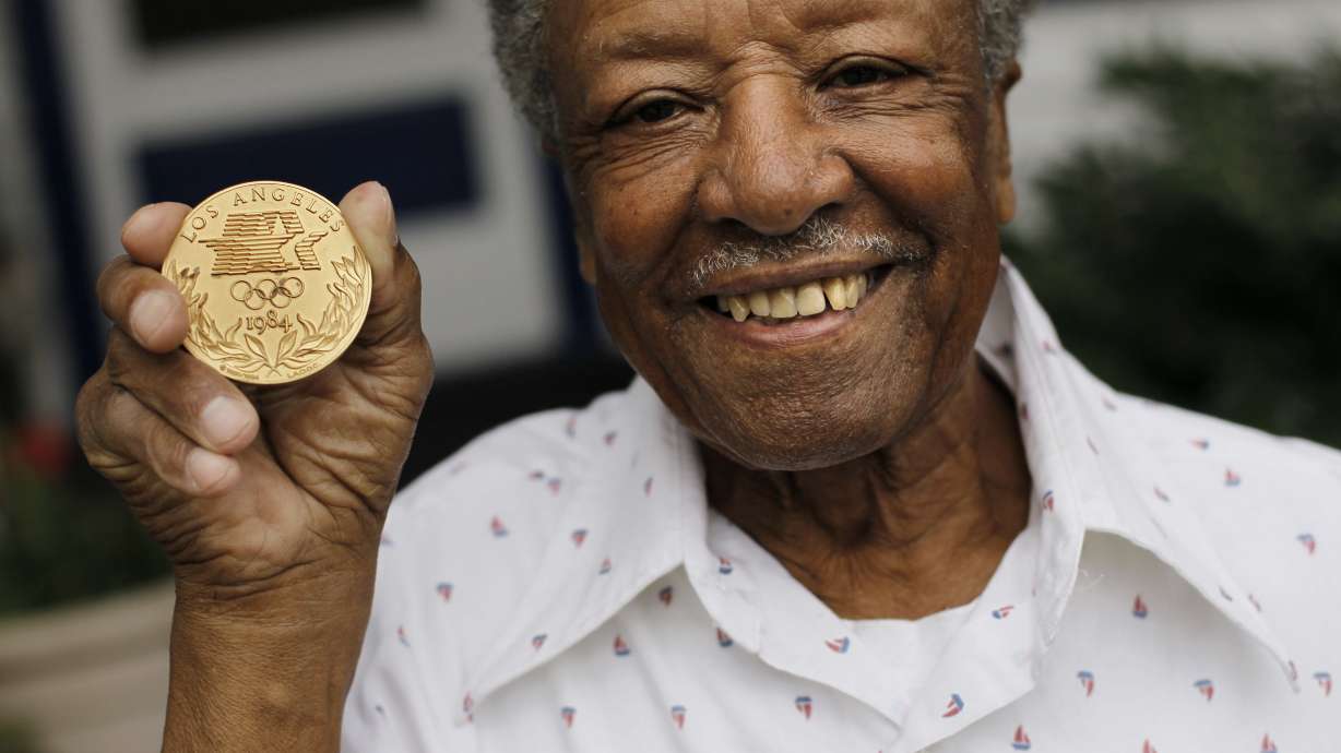 Pioneering boxing ref dies, sport's 1st black Olympic judge