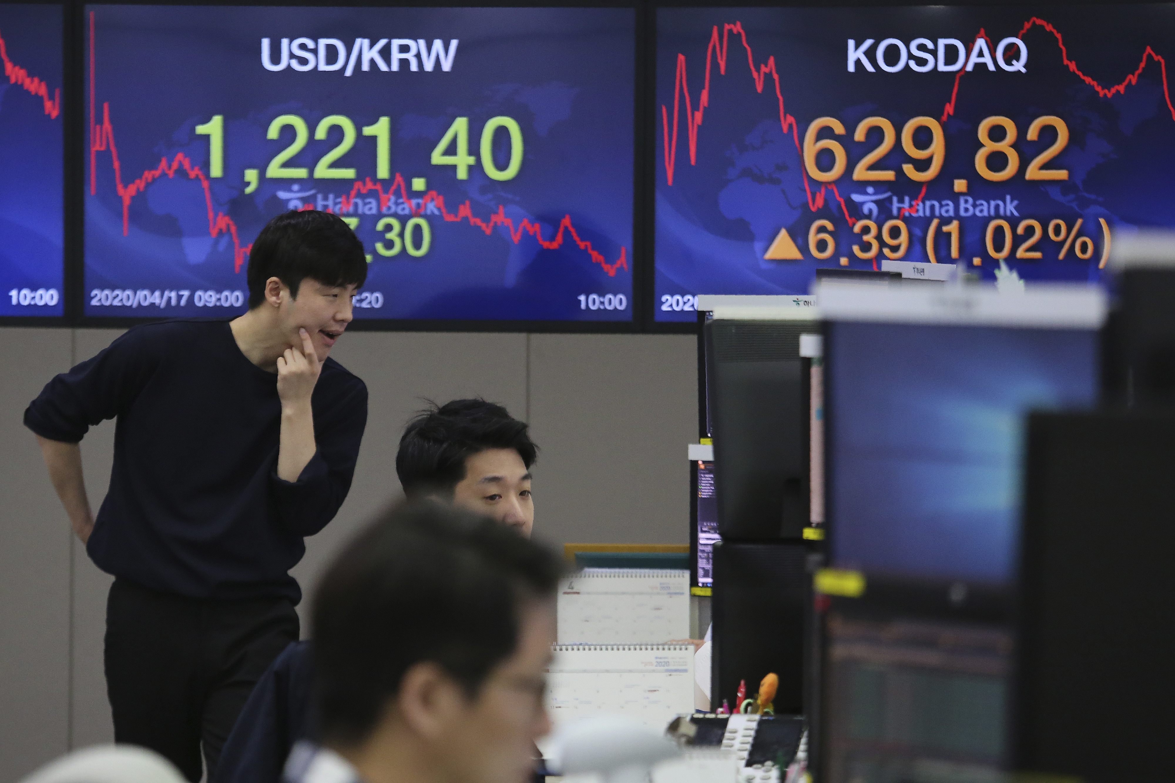 A currency trader watches monitors at the foreign exchange dealing room of the KEB Hana Bank headquarters in Seoul, South Korea, Friday, April 17, 2020. (Photo: Ahn Young-joon, AP Photo)