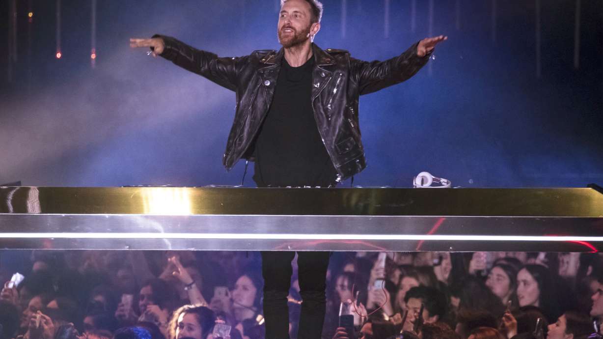 Miami police disperse crowd by David Guetta's relief concert