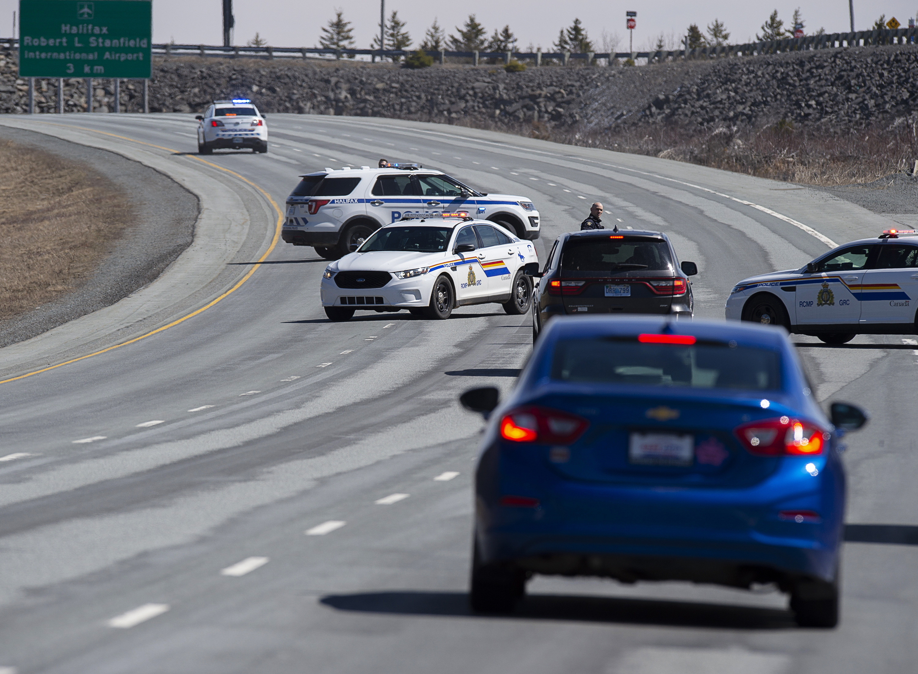Police block the highway in Enfield, Nova Scotia on Sunday, April 19, 2020. Canadian police say multiple people are dead plus the suspect after a shooting rampage across the province of Nova Scotia. It was the deadliest shooting in Canada in 30 years. (Photo: Andrew Vaughan, The Canadian Press via AP)