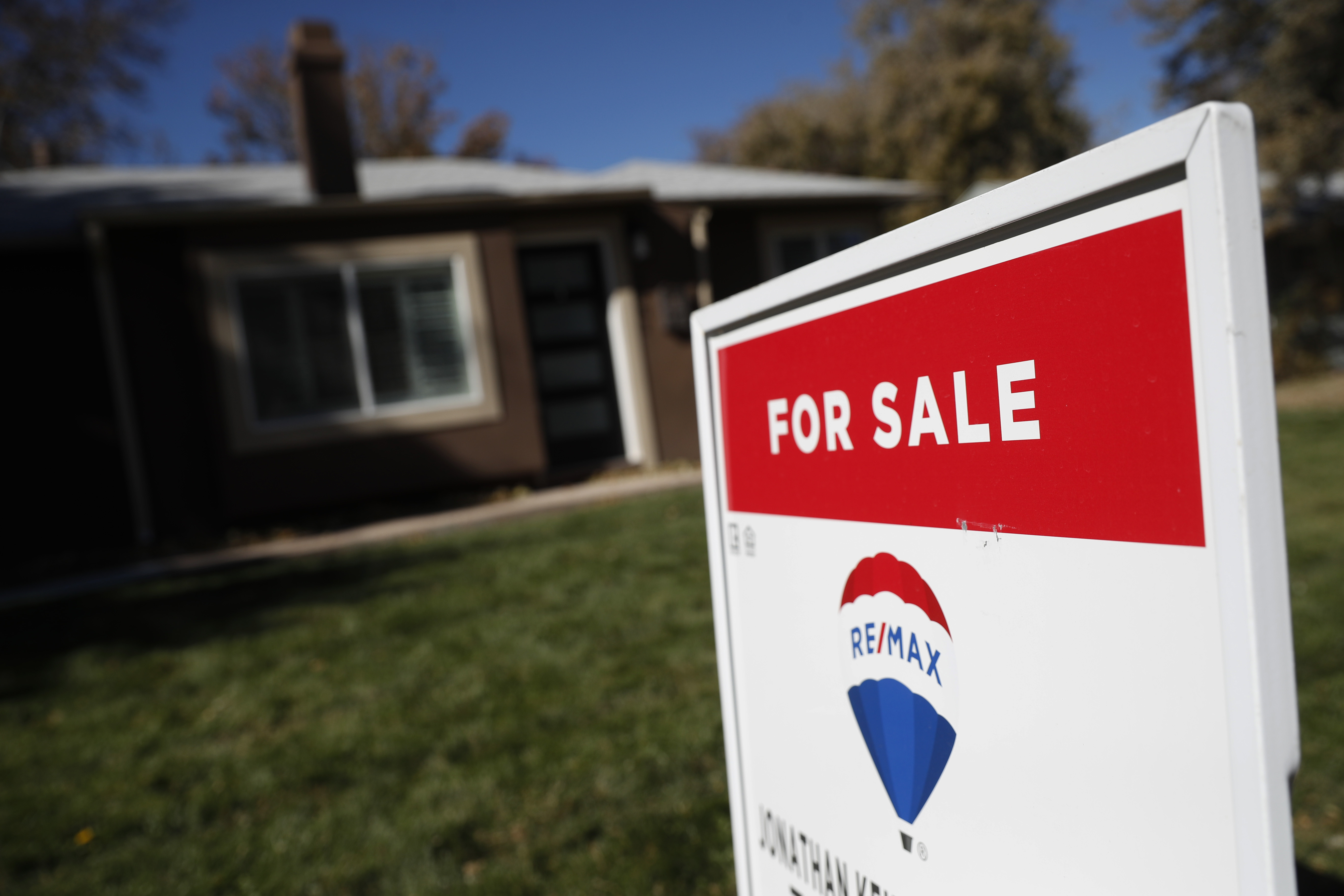 US home sales plunge 8.5% in March, and it may grow worse