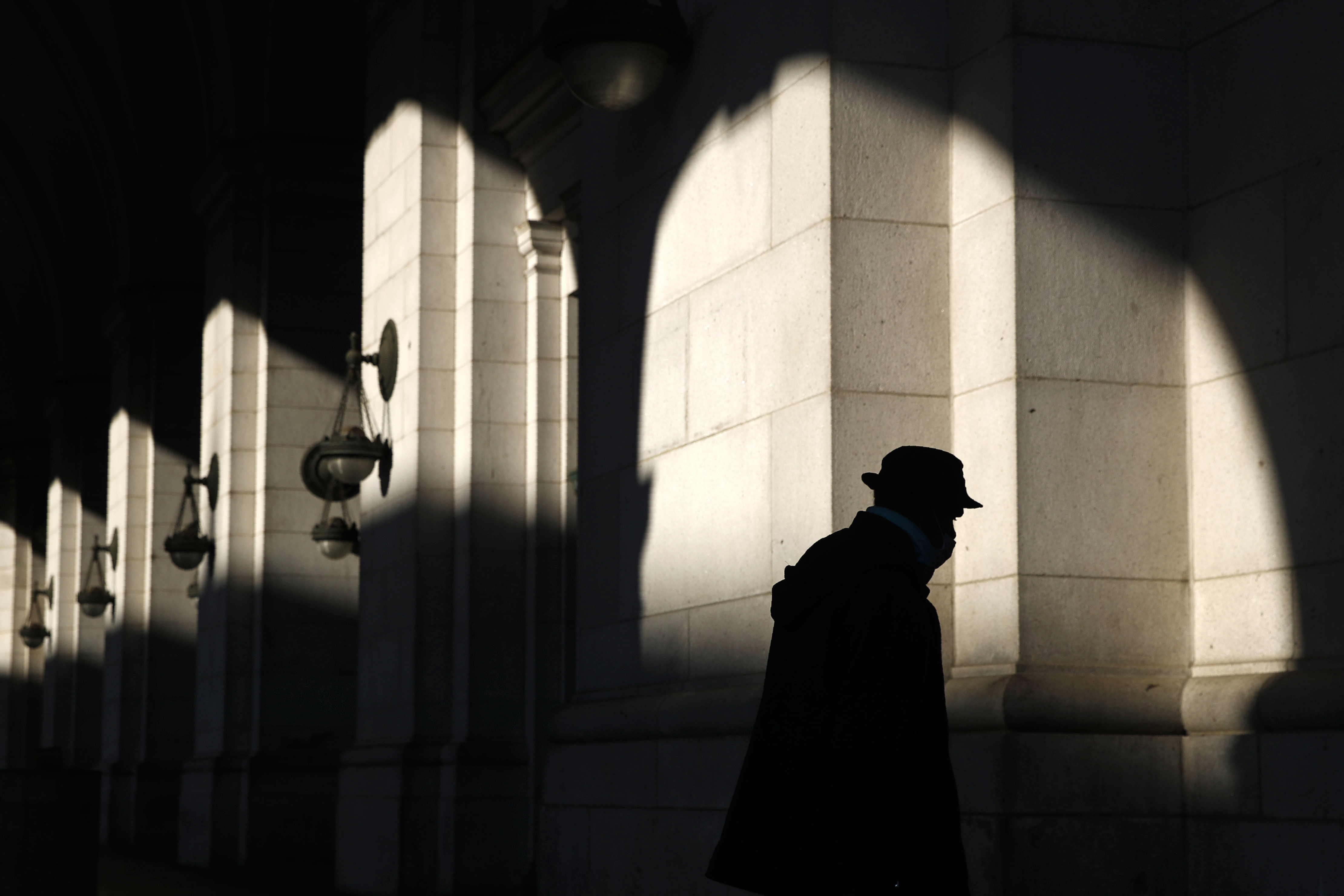 AP-NORC poll: Most losing jobs to virus think they’ll return