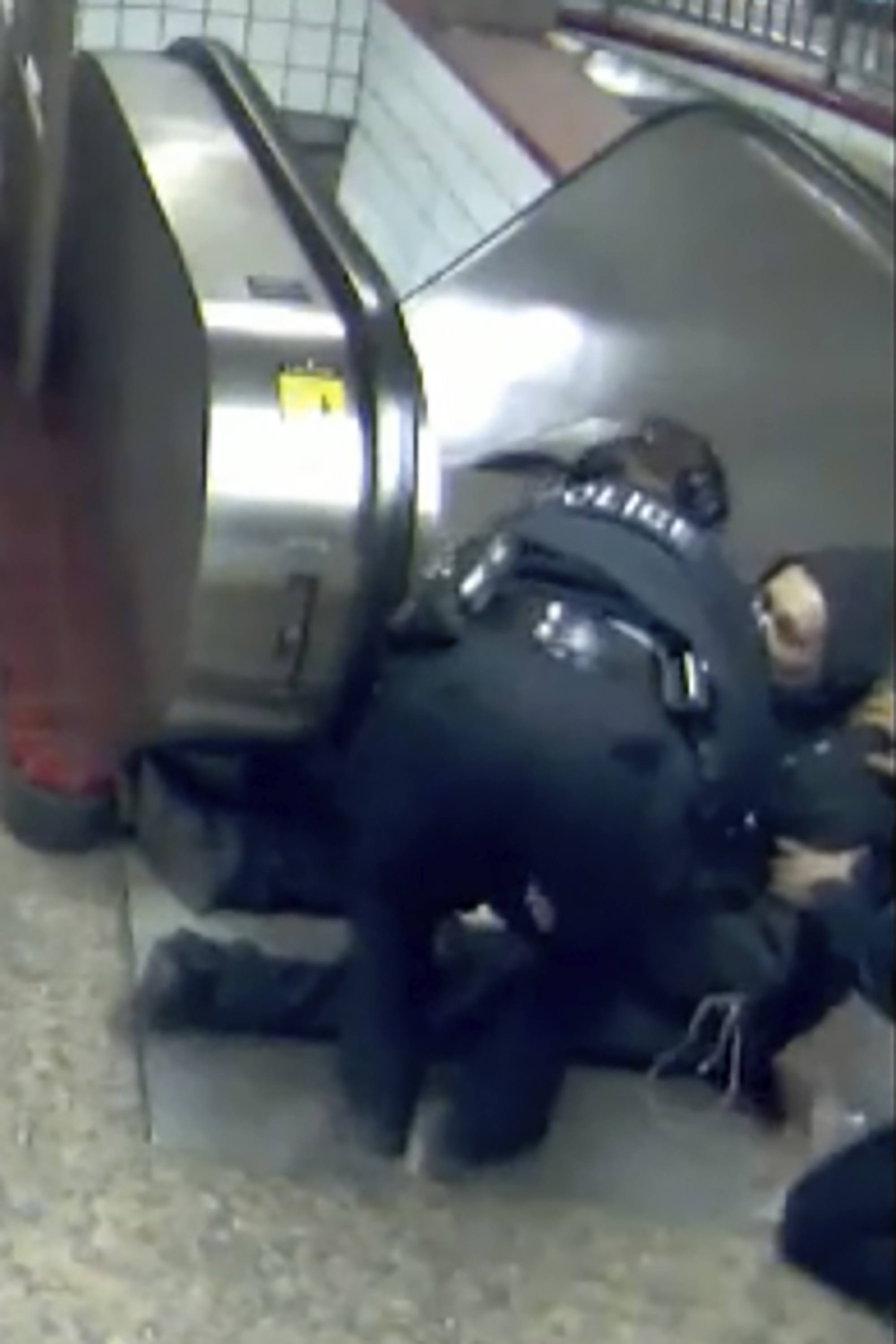 Video shows Chicago officer shooting subway rider in back