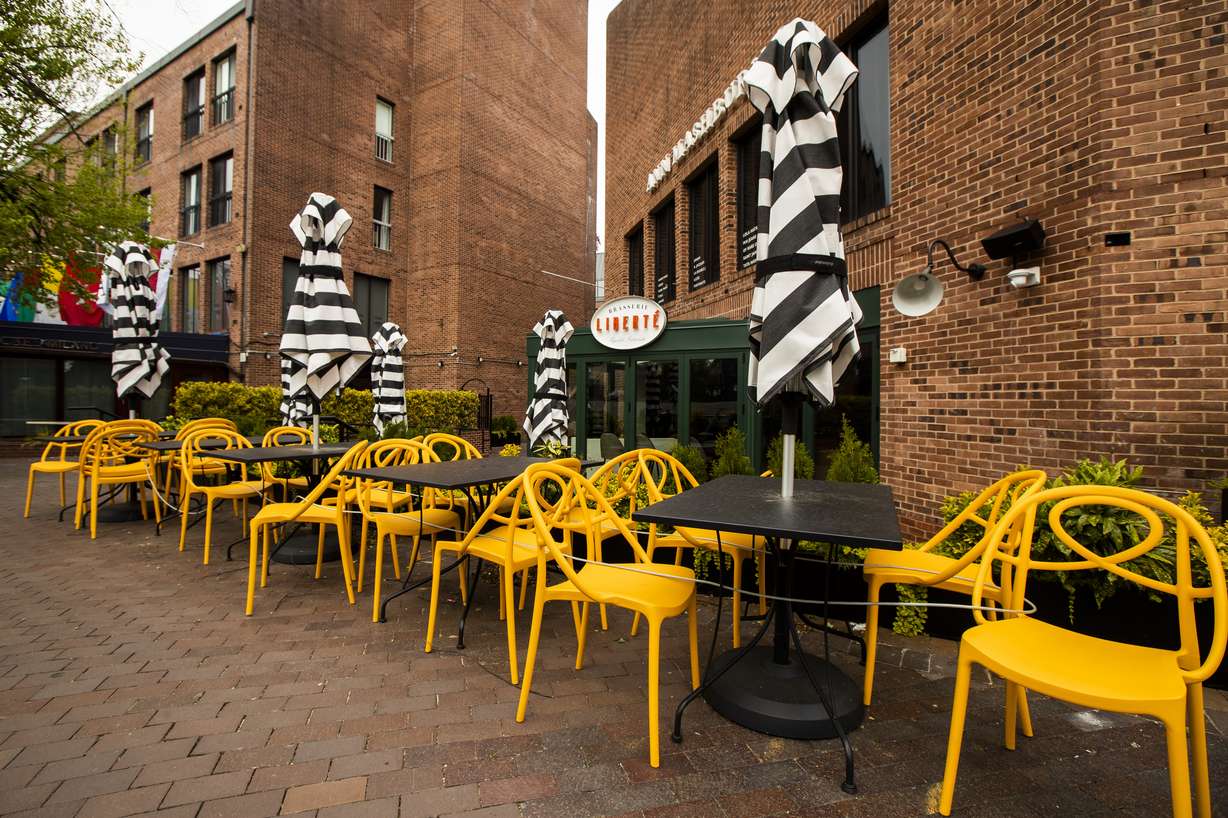 Empty chairs lines a sidewalk outside a restaurant Washington's Georgetown district, Wednesday, April 29, 2020. (Photo: Manuel Balce Ceneta, AP Photo)