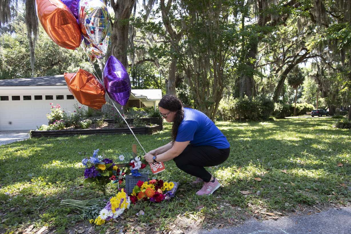 Erica Smith, of Brunswick, Ga., leaves a small paper sign on a memorial at the spot where Ahmaud Arbery was shot and killed Friday, May 8, 2020. (Photo: AP Photo)