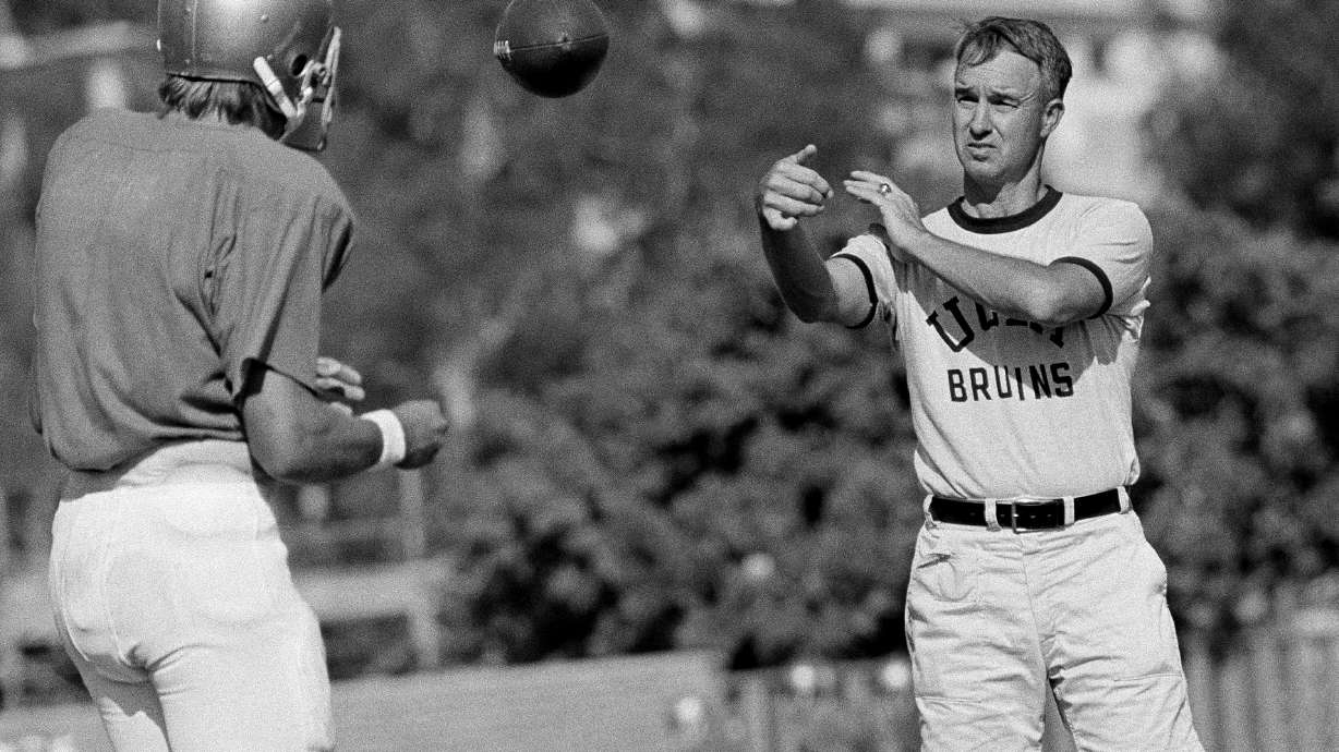 Colorful player, coach Pepper Rodgers dies at age 88