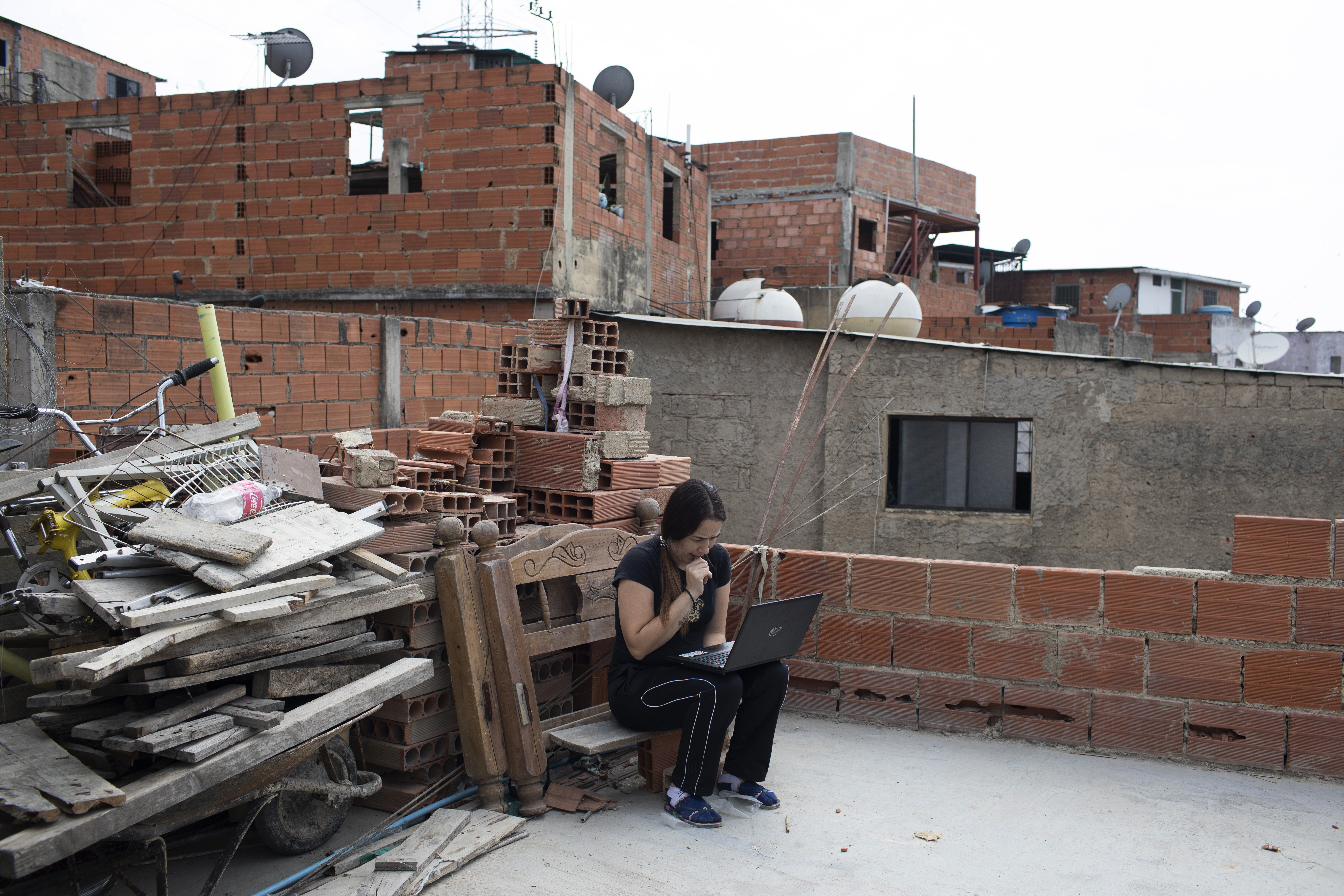 Venezuelans struggle to educate kids amid pandemic lockdown