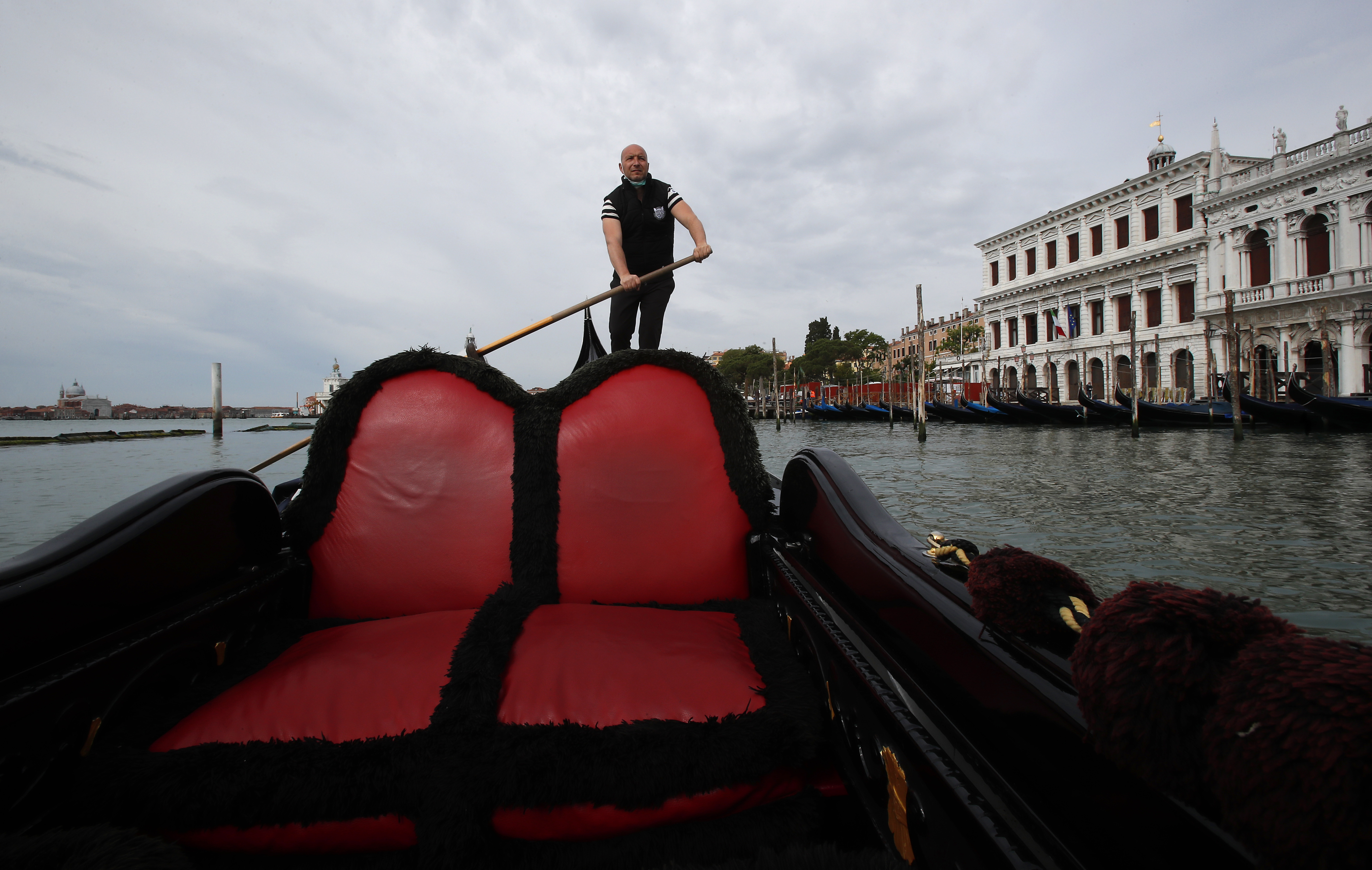 Virus lockdown gives Venice a shot at reimagining tourism 
