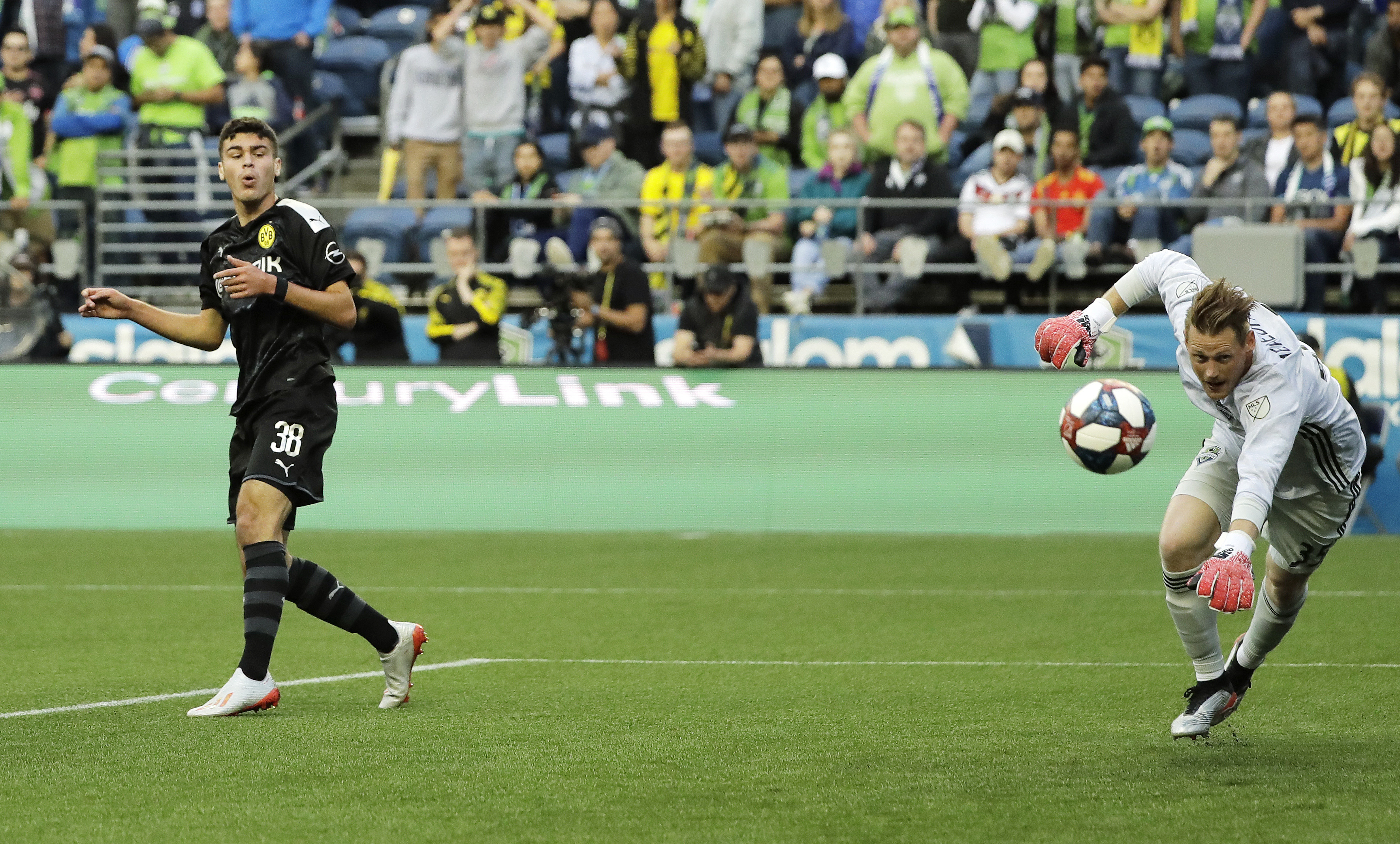 US youngster Reyna's 1st Bundesliga start foiled by injury