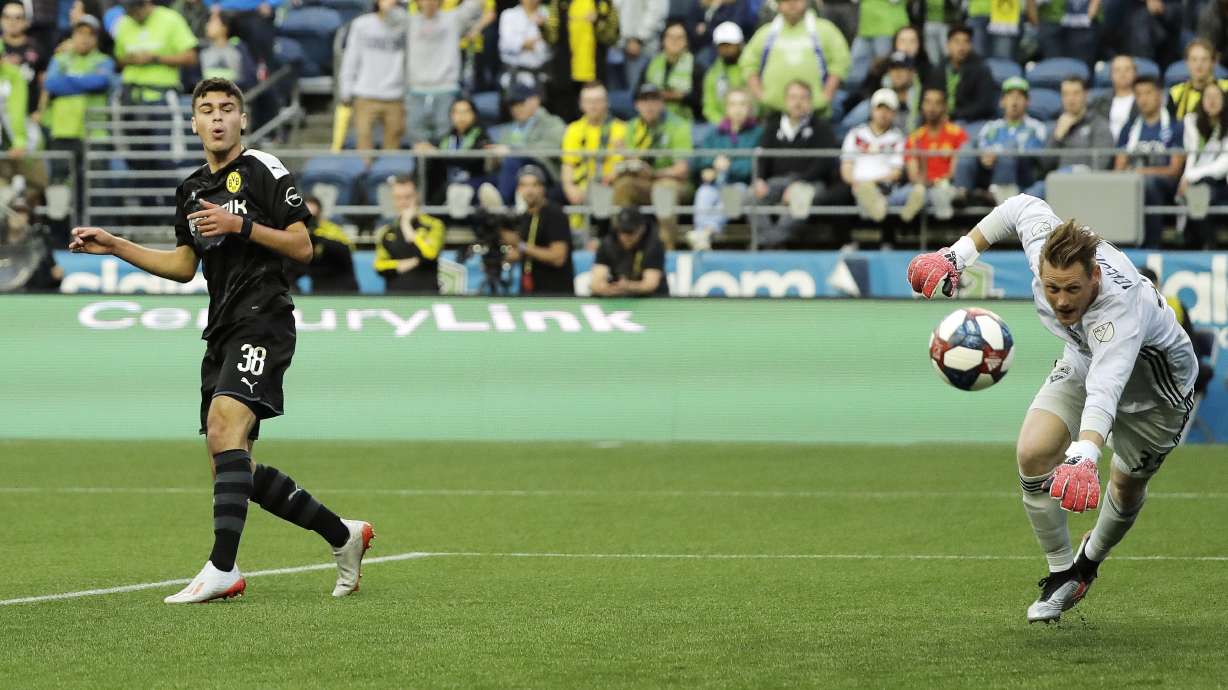 US youngster Reyna's 1st Bundesliga start foiled by injury