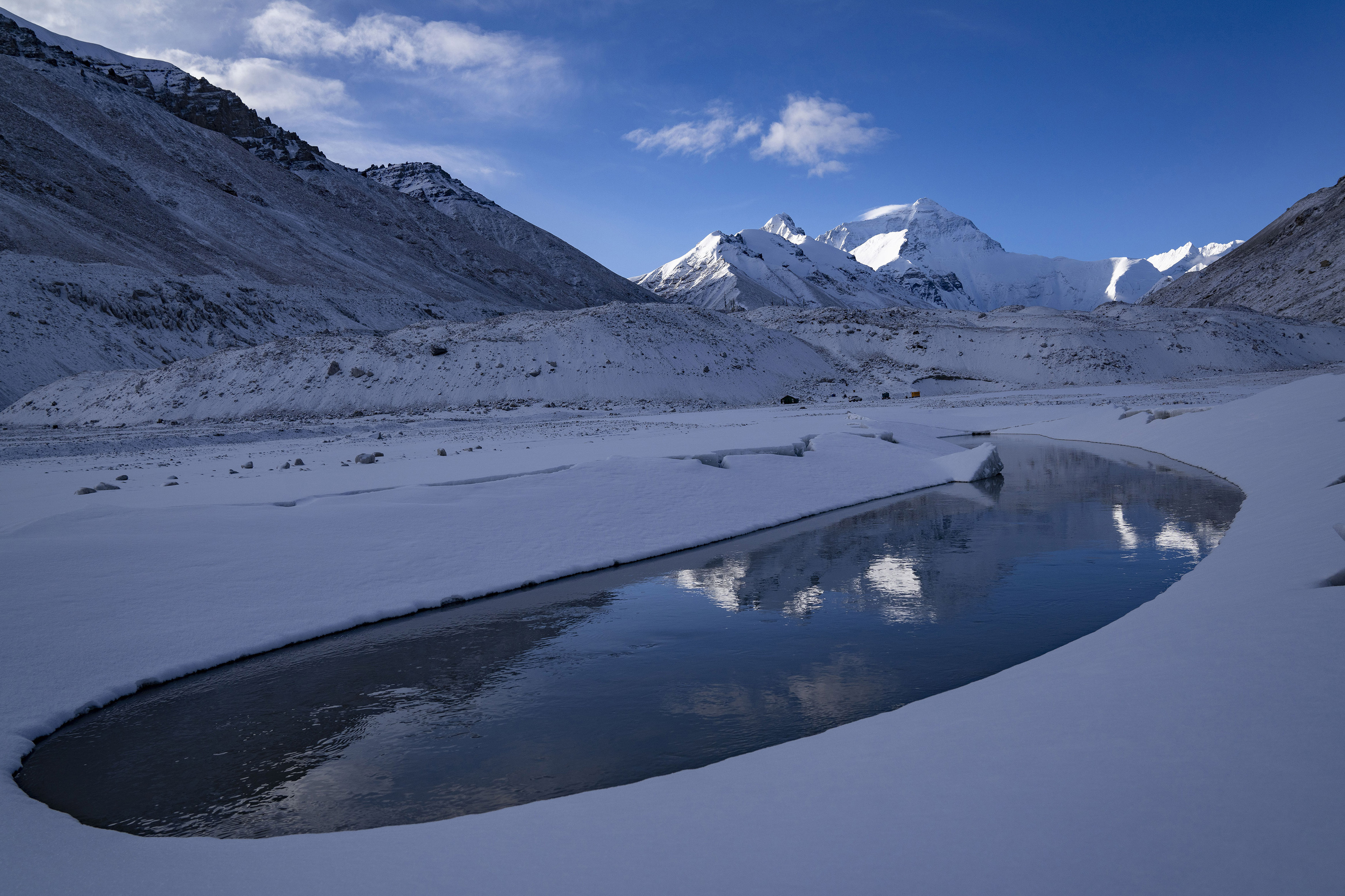 Chinese survey team plans to summit deserted Everest