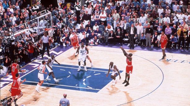 Respect!連續兩年輸掉總冠軍賽後,郵差Malone孤身一人上公牛大巴向對手表示祝賀!-黑特籃球-NBA新聞影音圖片分享社區