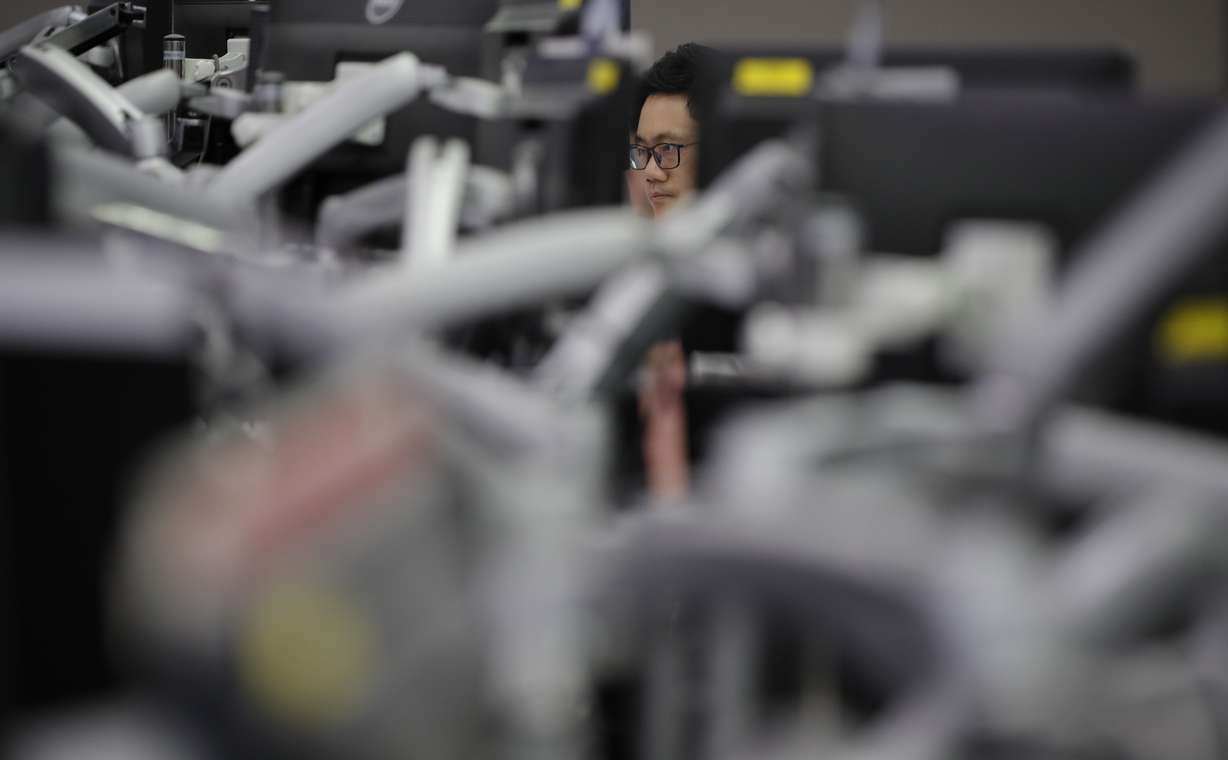 A currency trader watches computer monitors at the foreign exchange dealing room in Seoul, South Korea, Monday, May 18, 2020. (Photo: Lee Jin-man, AP Photo)