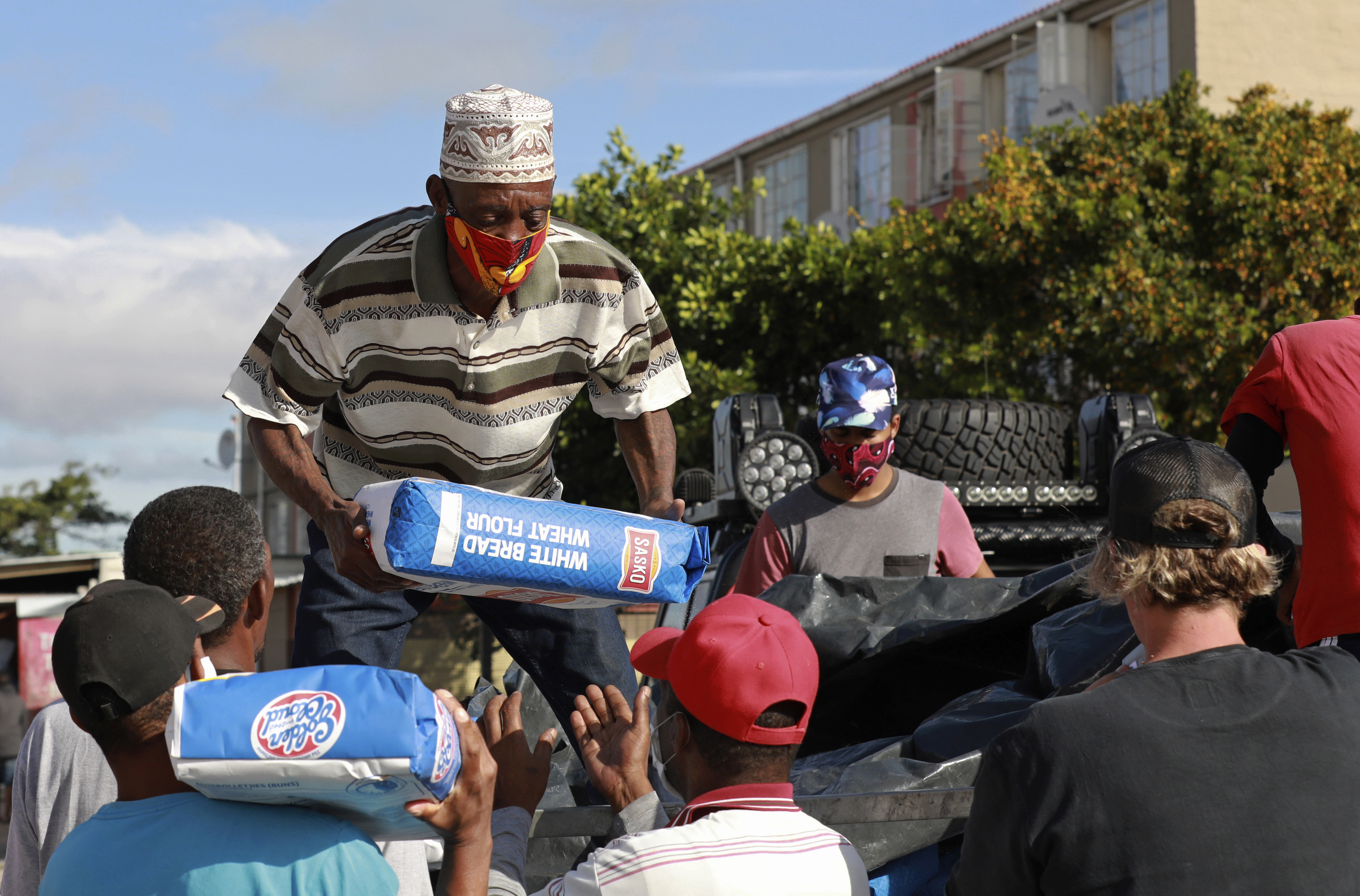 Gangs deliver food in poor Cape Town area amid lockdown