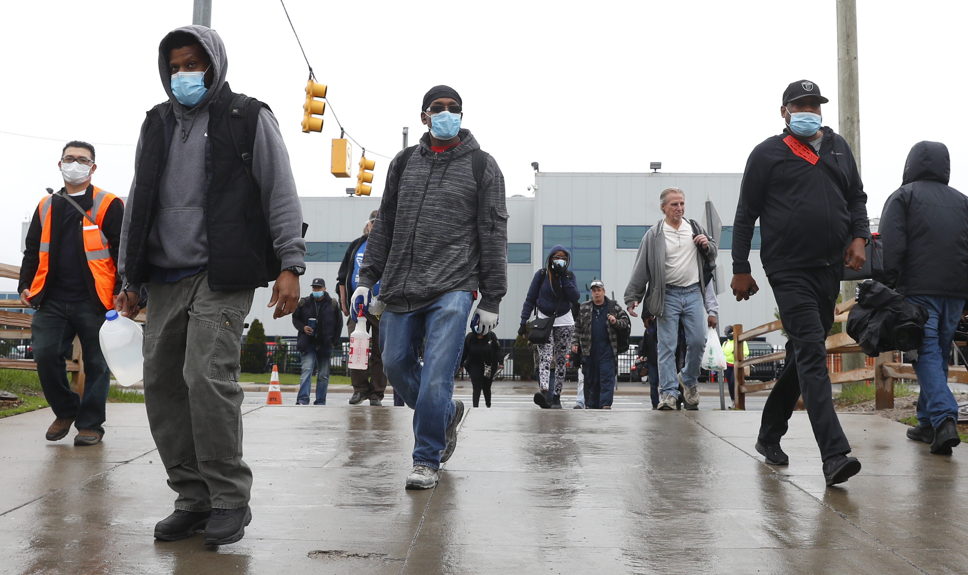 US autoworkers return to work for first time since March