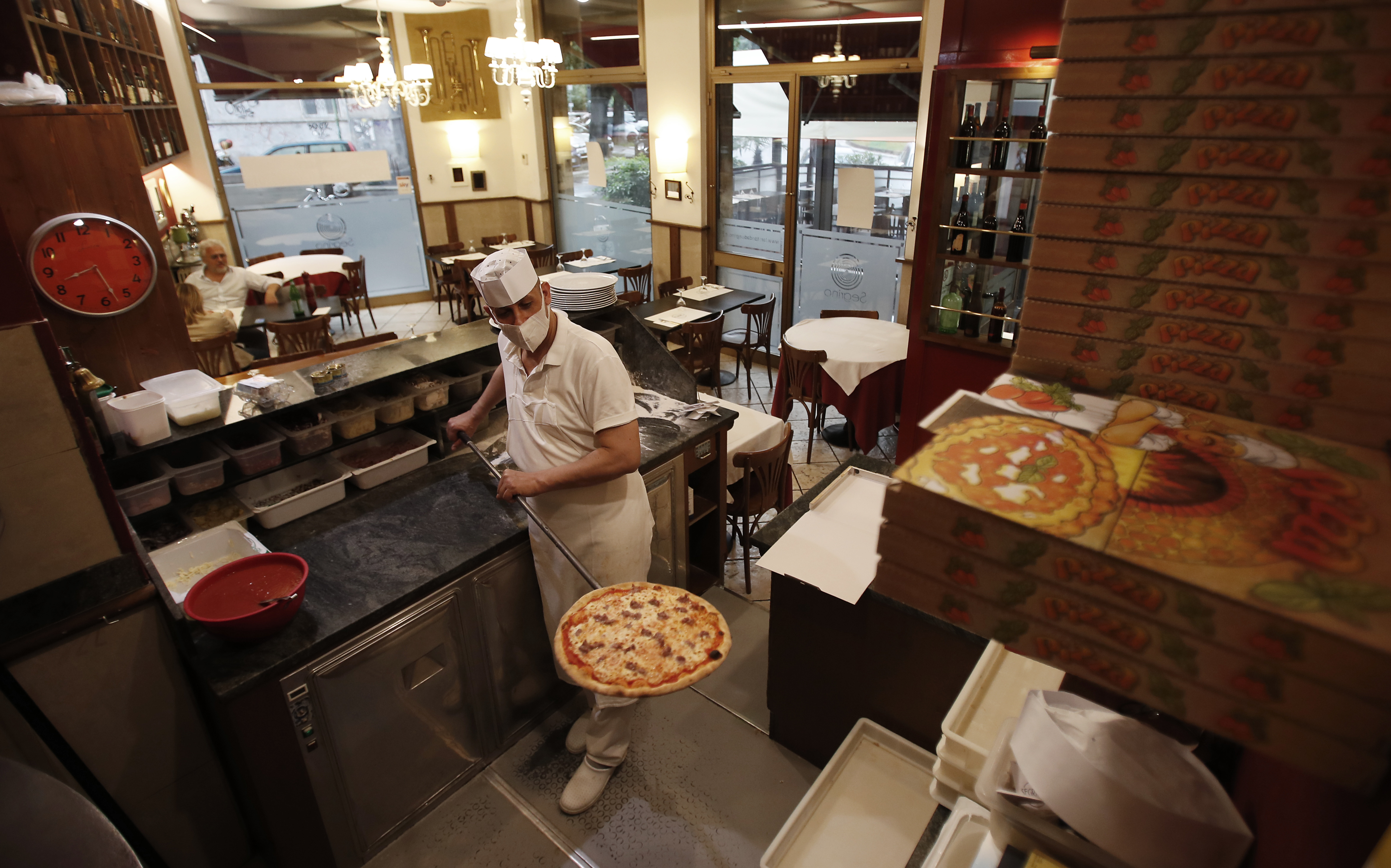 Uncertain future rattles Italy's famed restaurants 