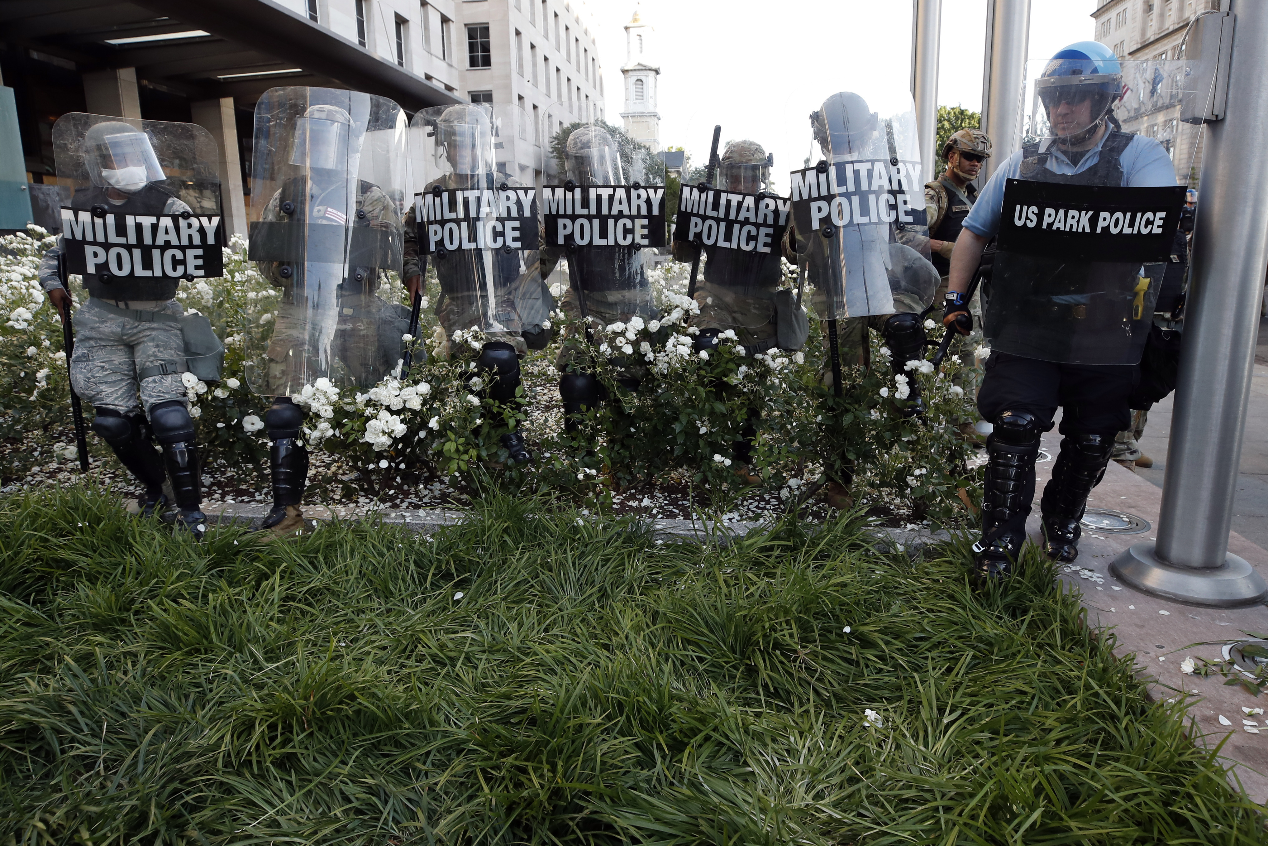 More active-duty troops leaving D.C., others remain on alert