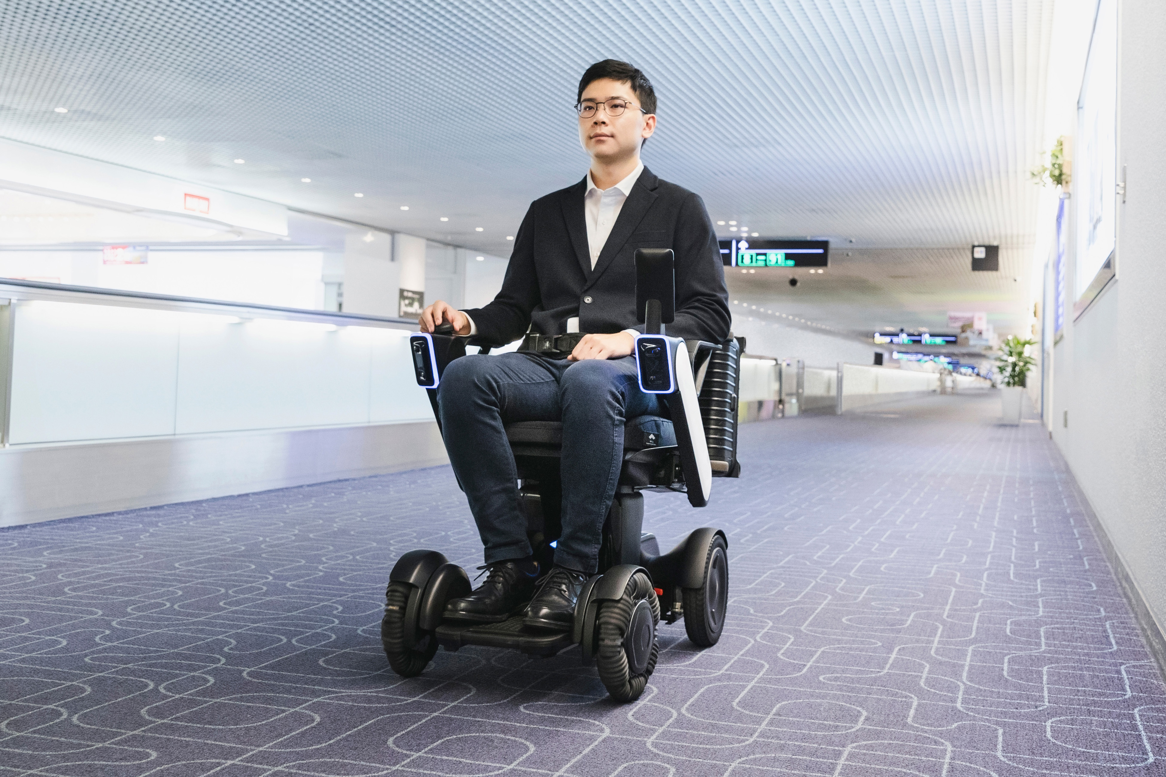 Personal mobility machine needs no help at Tokyo airport