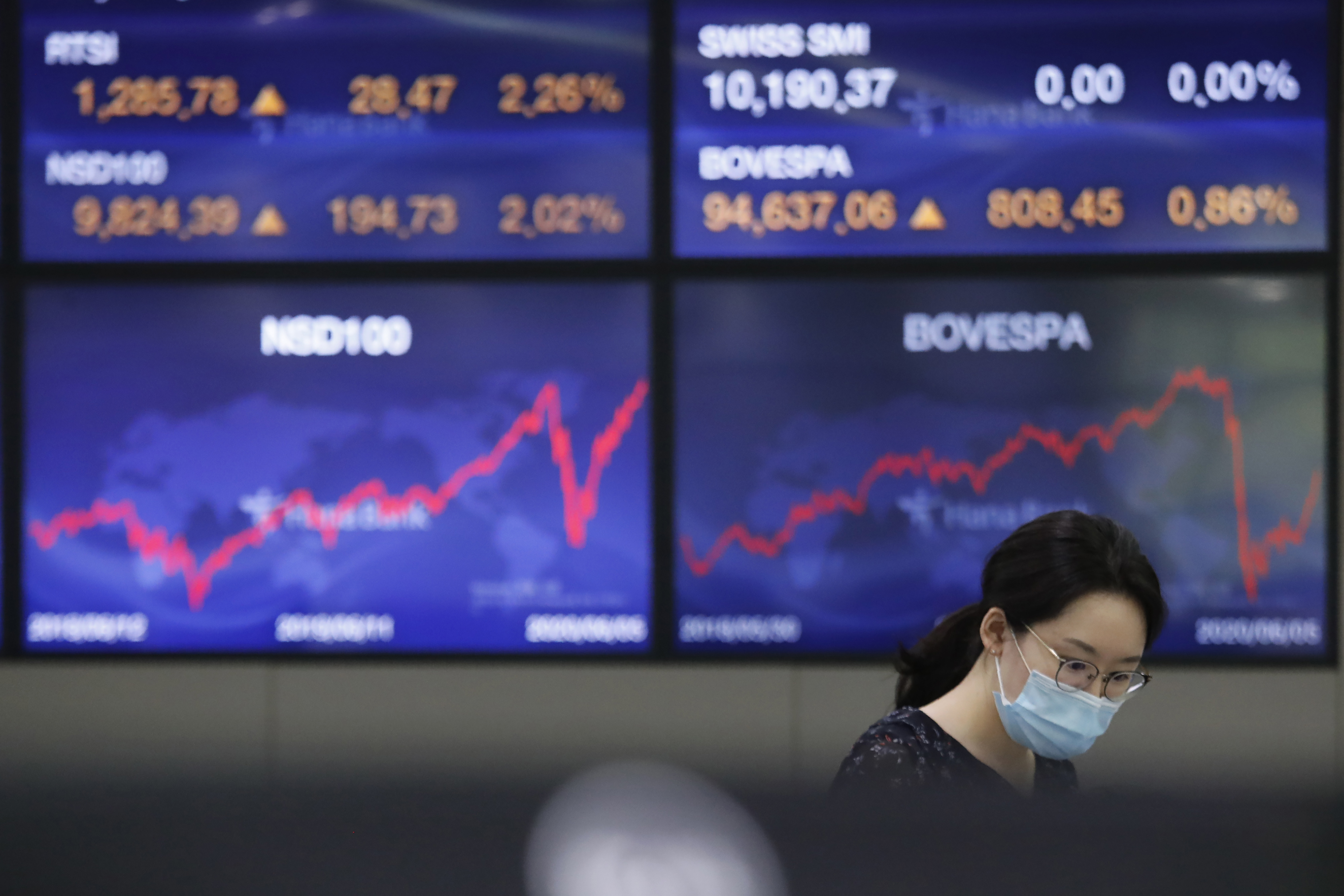 A currency trader watches monitors at the foreign exchange dealing room of the KEB Hana Bank headquarters in Seoul, South Korea, Monday, June 8, 2020. (Photo: Ahn Young-joon, AP Photo)