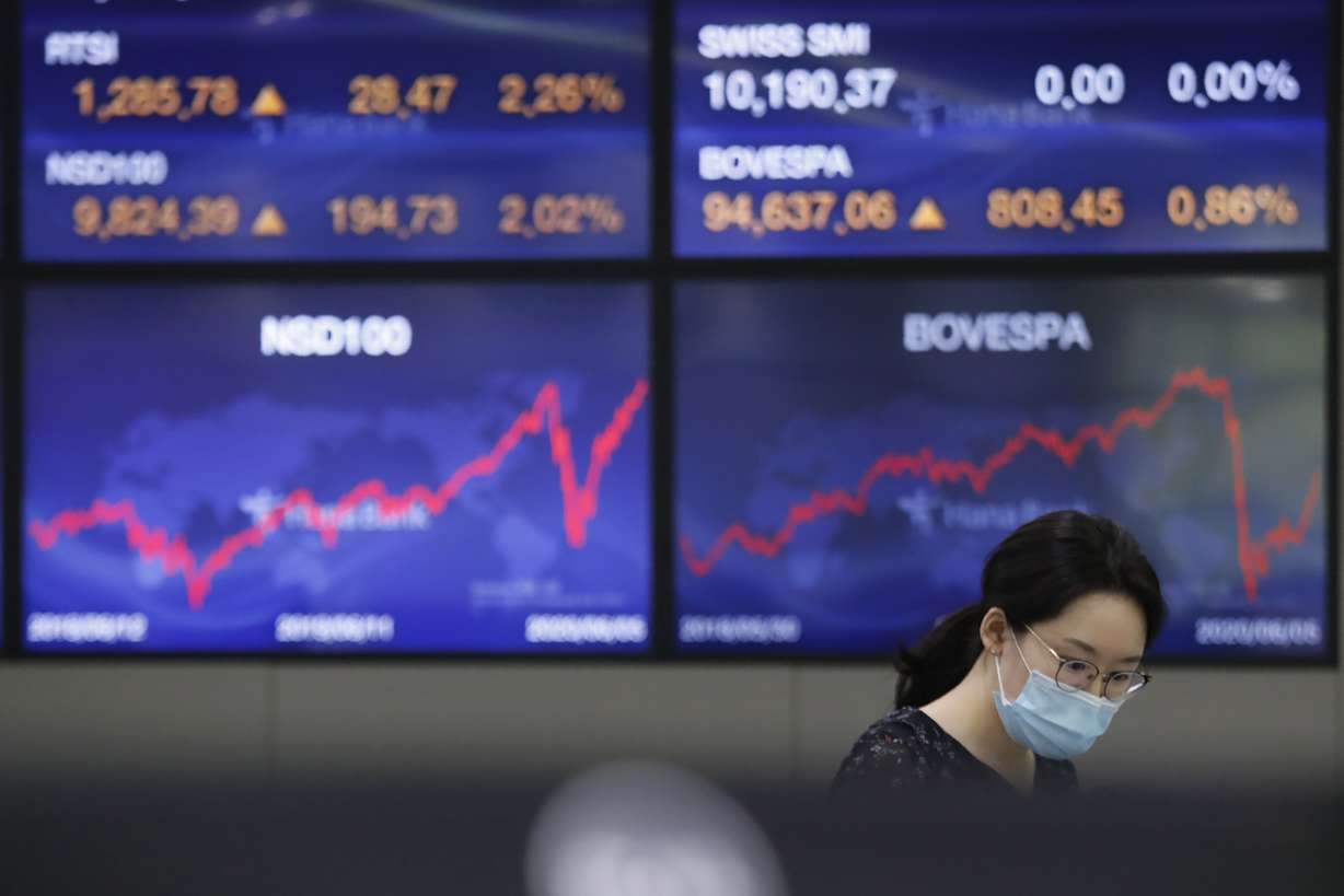 A currency trader watches monitors at the foreign exchange dealing room of the KEB Hana Bank headquarters in Seoul, South Korea, Monday, June 8, 2020. (Photo: Ahn Young-joon, AP Photo)