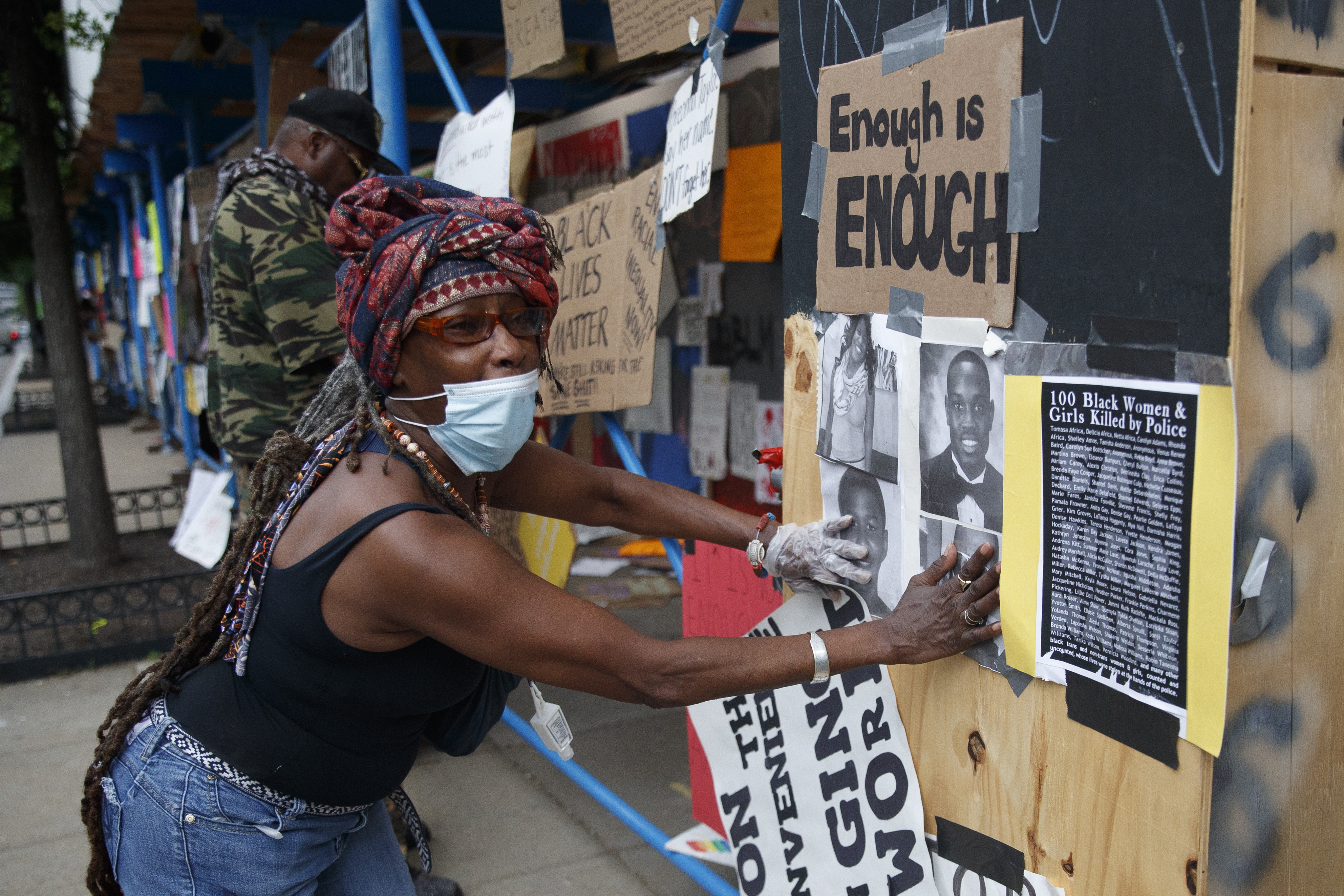 Volunteers, Smithsonian want to save White House protest art