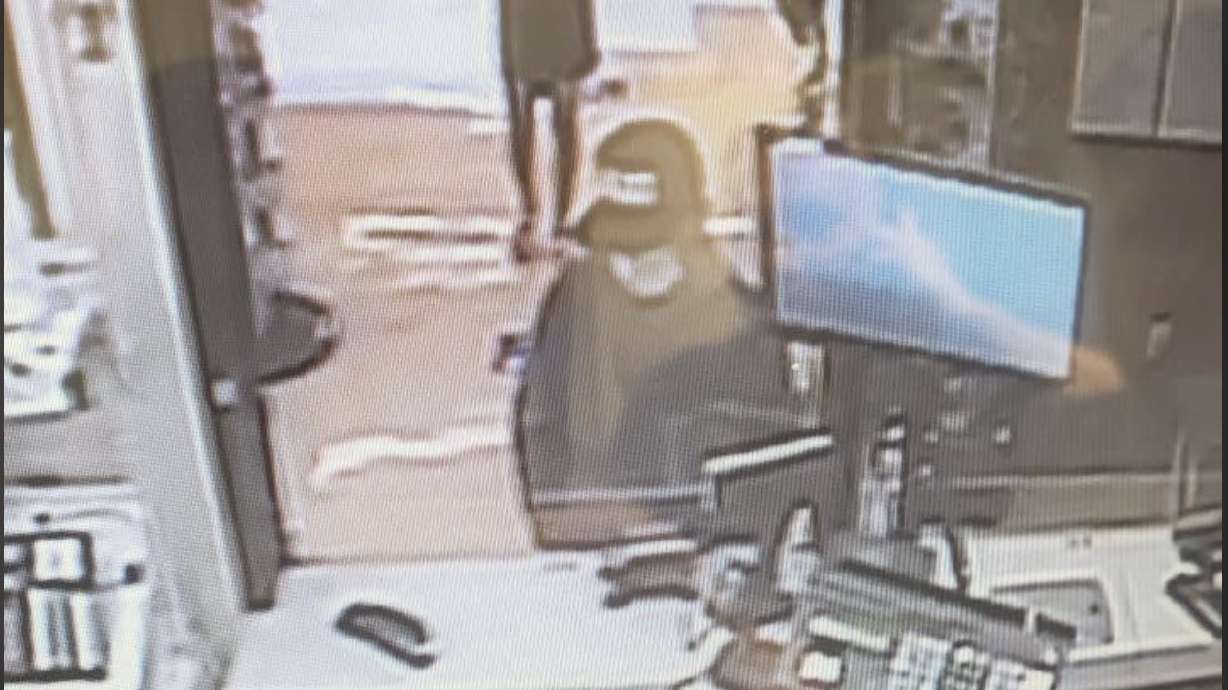 Payson police asking for public's help after Smith's armed robbery