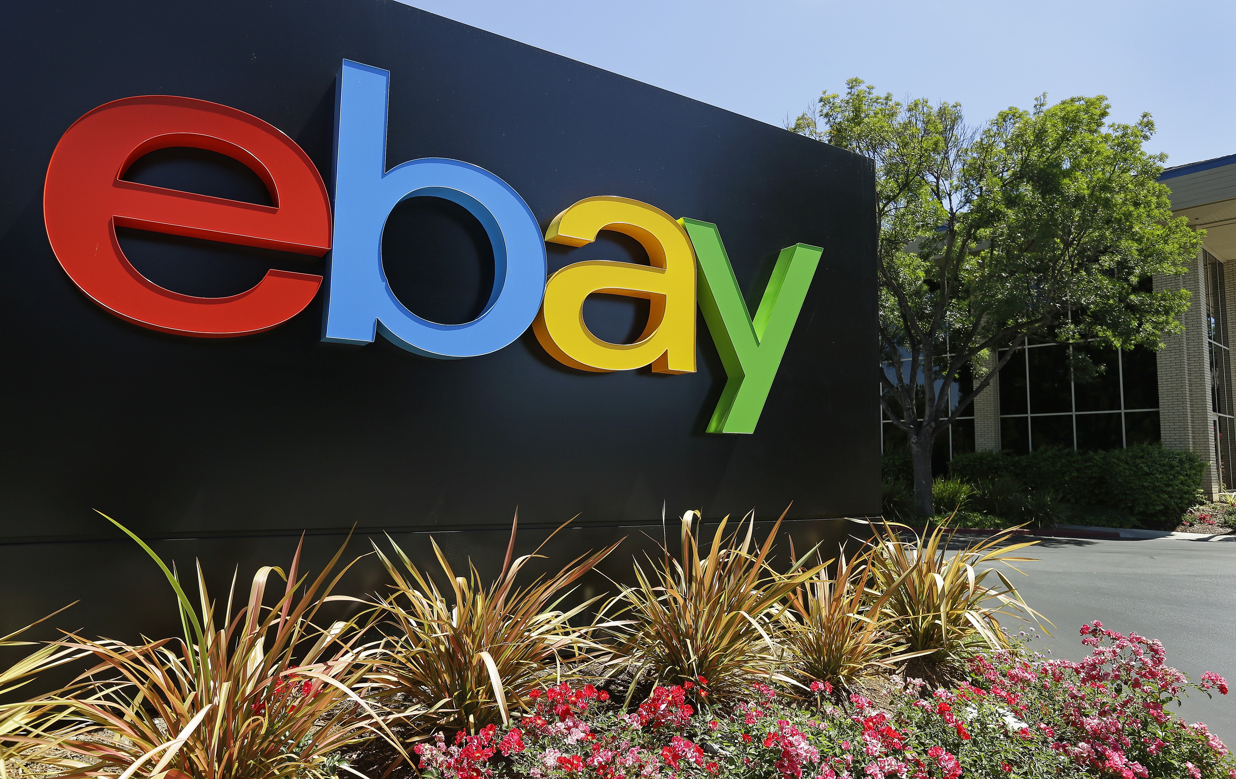 Feds: eBay staff sent spiders, roaches to harass couple