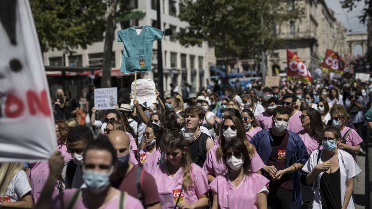Protesting French hospital workers demand better pay