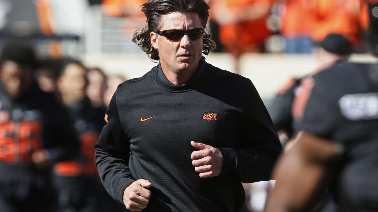 Oklahoma St. coach Gundy apologizes for wearing OAN T-shirt