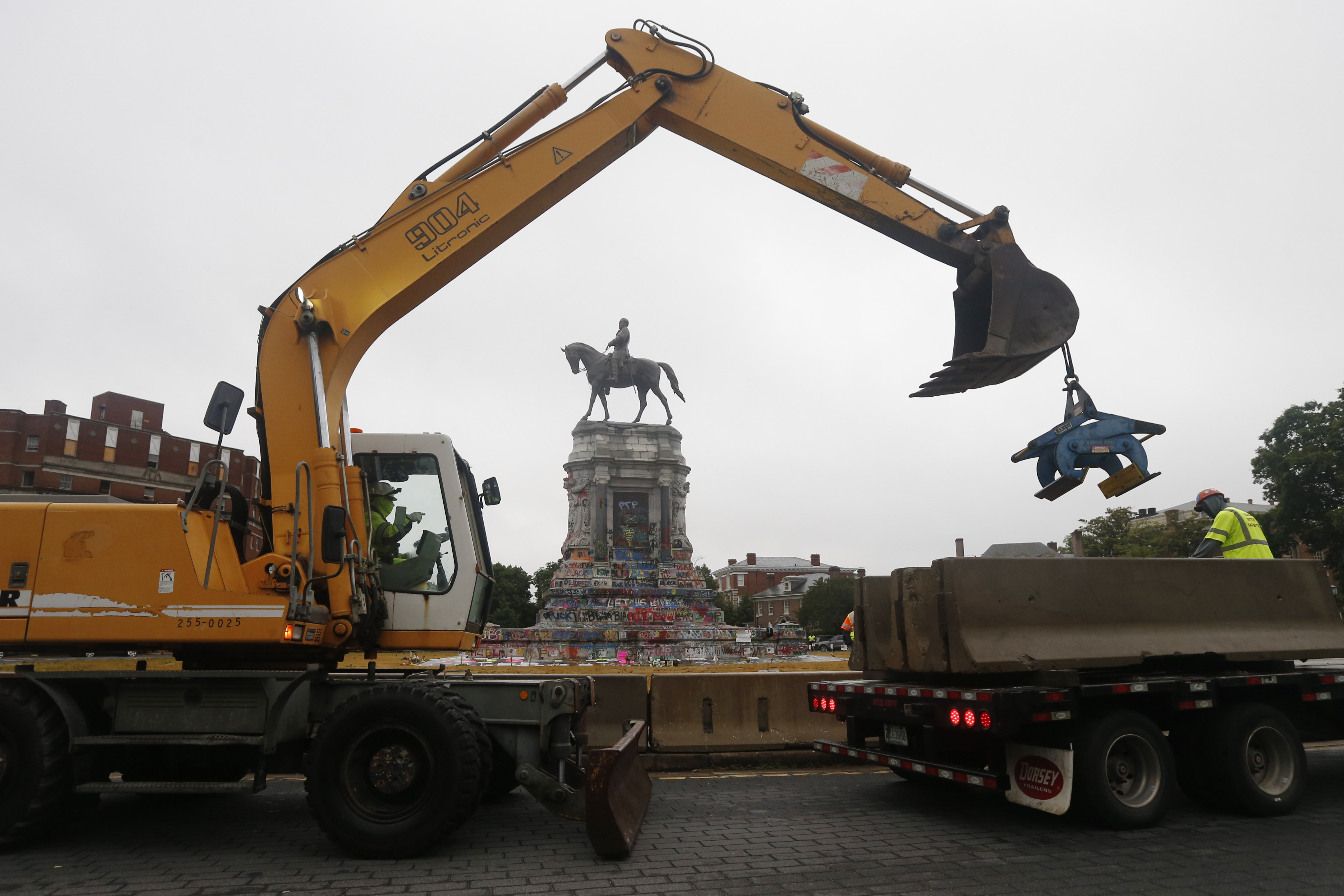 For now, Virginia still can't remove massive Lee statue