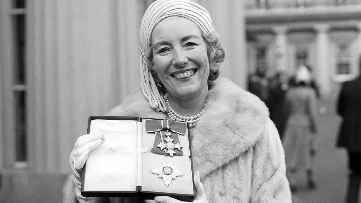 World War II forces sweetheart singer Vera Lynn dies at 103
