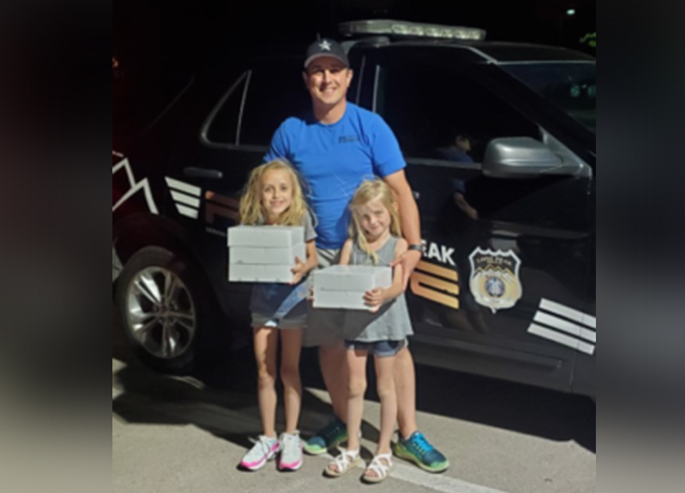 An 8-year-old Utah girl gives cookies to police officers to 'make them feel better'