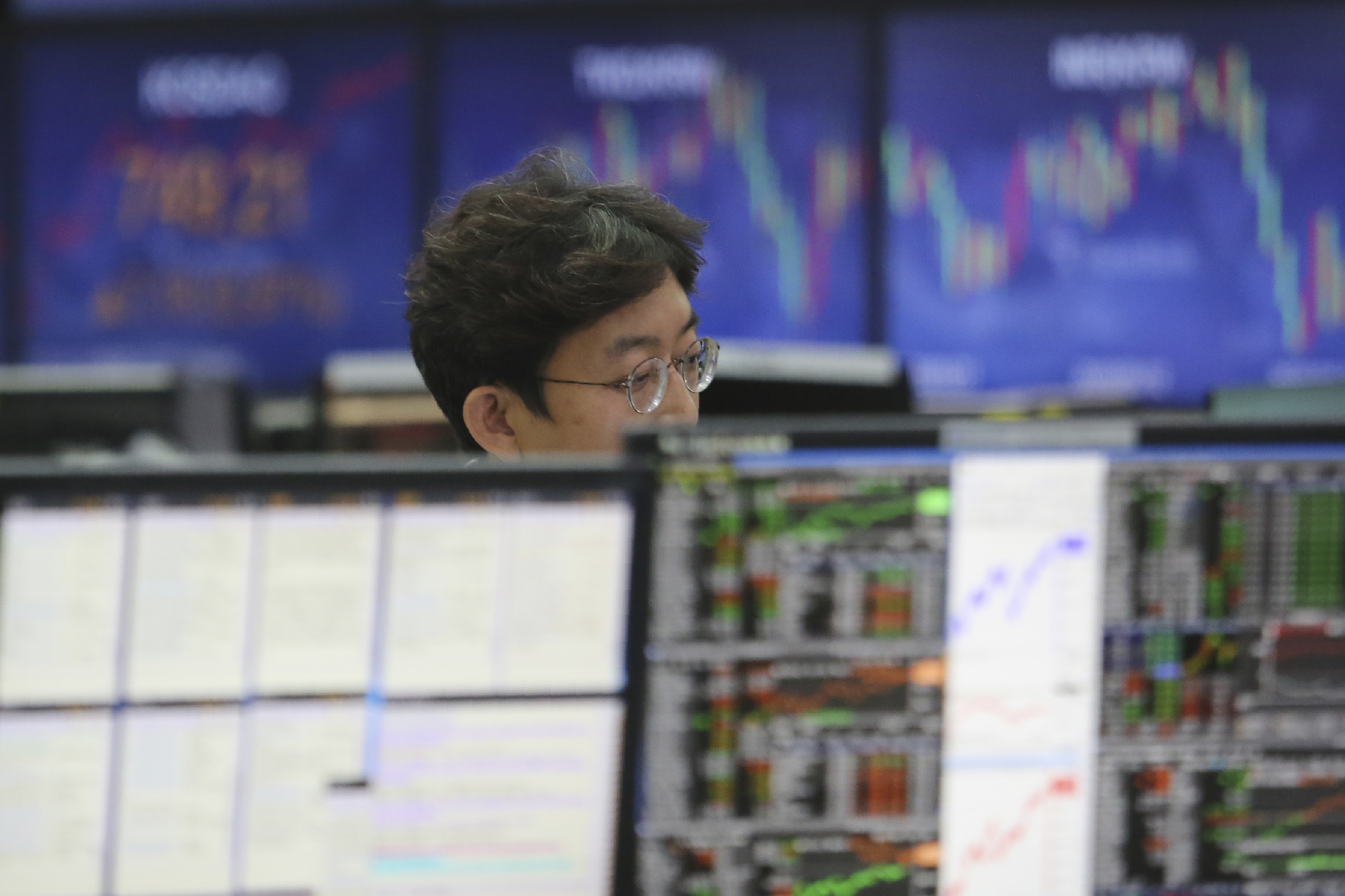 Asian shares mostly higher as US reports surging virus cases