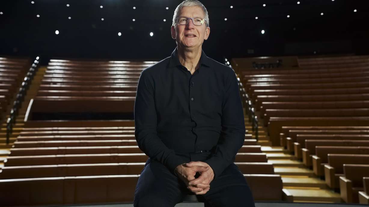 Apple previews new iPhone software, changes to Mac chips