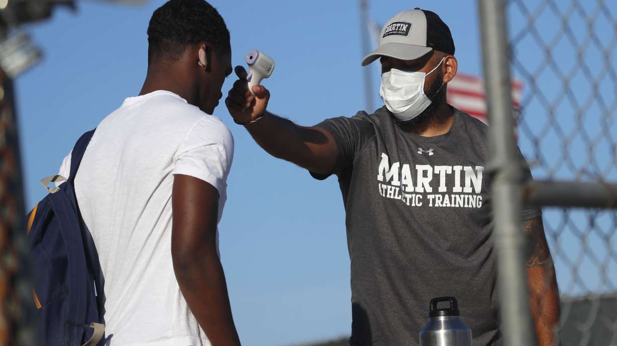 The Latest: 2nd Tennessee men’s basketball player has virus