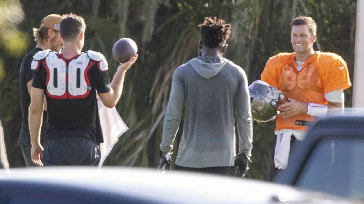Brady continues group workouts despite NFLPA recommendation