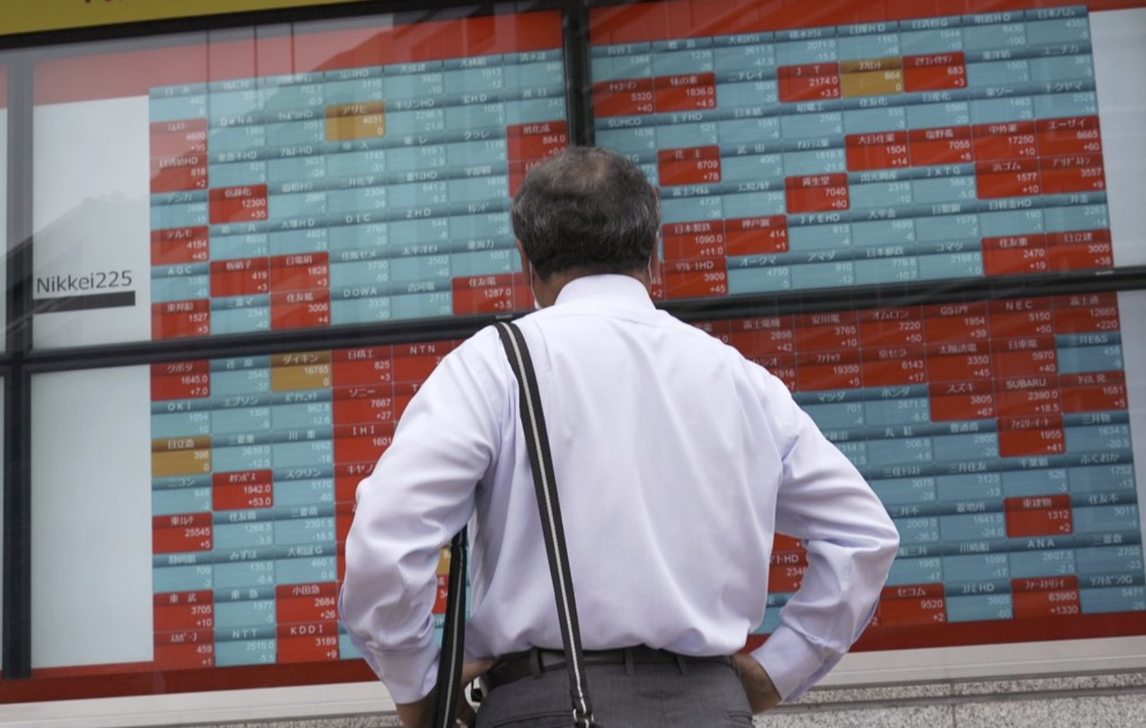 Stocks tumble on Wall Street as new coronavirus cases surge