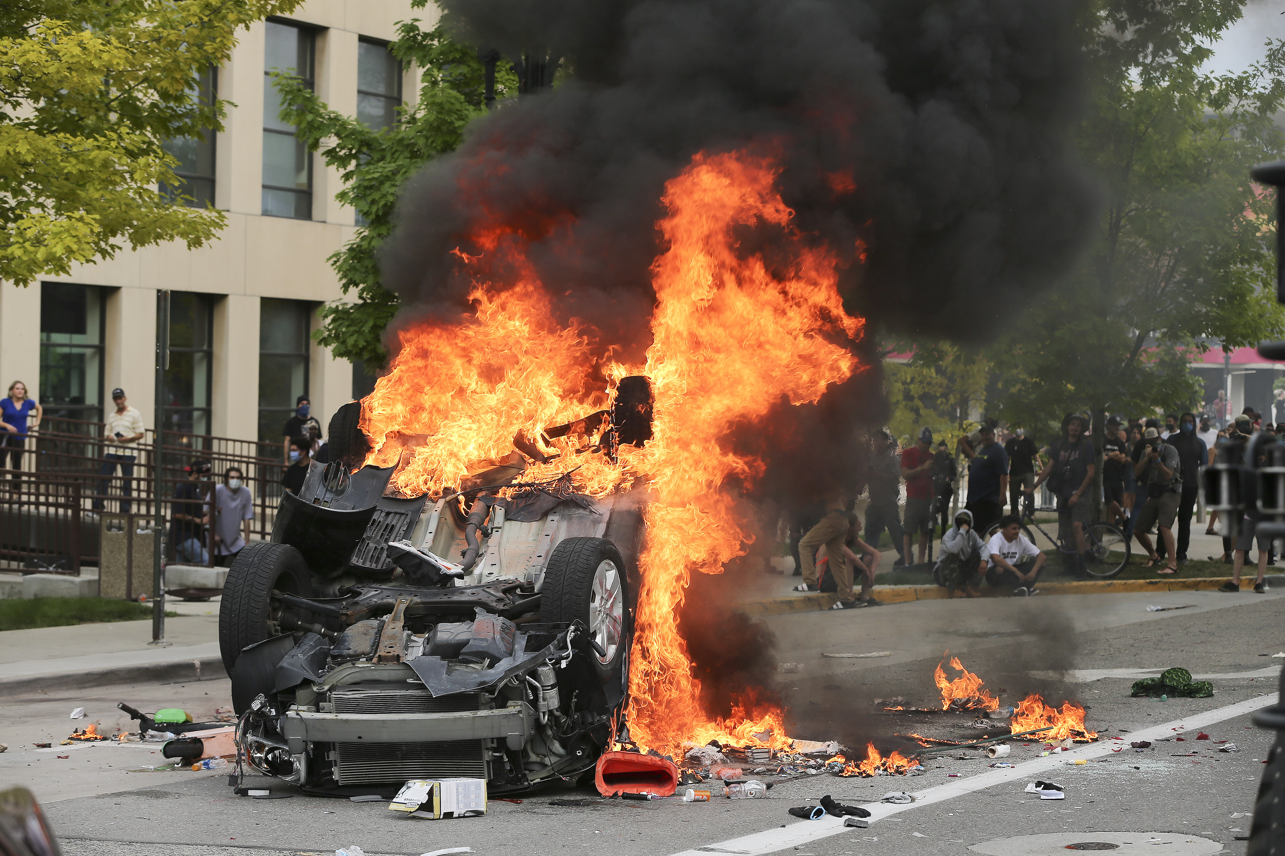 FBI offering reward for tips about 2 people involved in the arson of Salt Lake police car