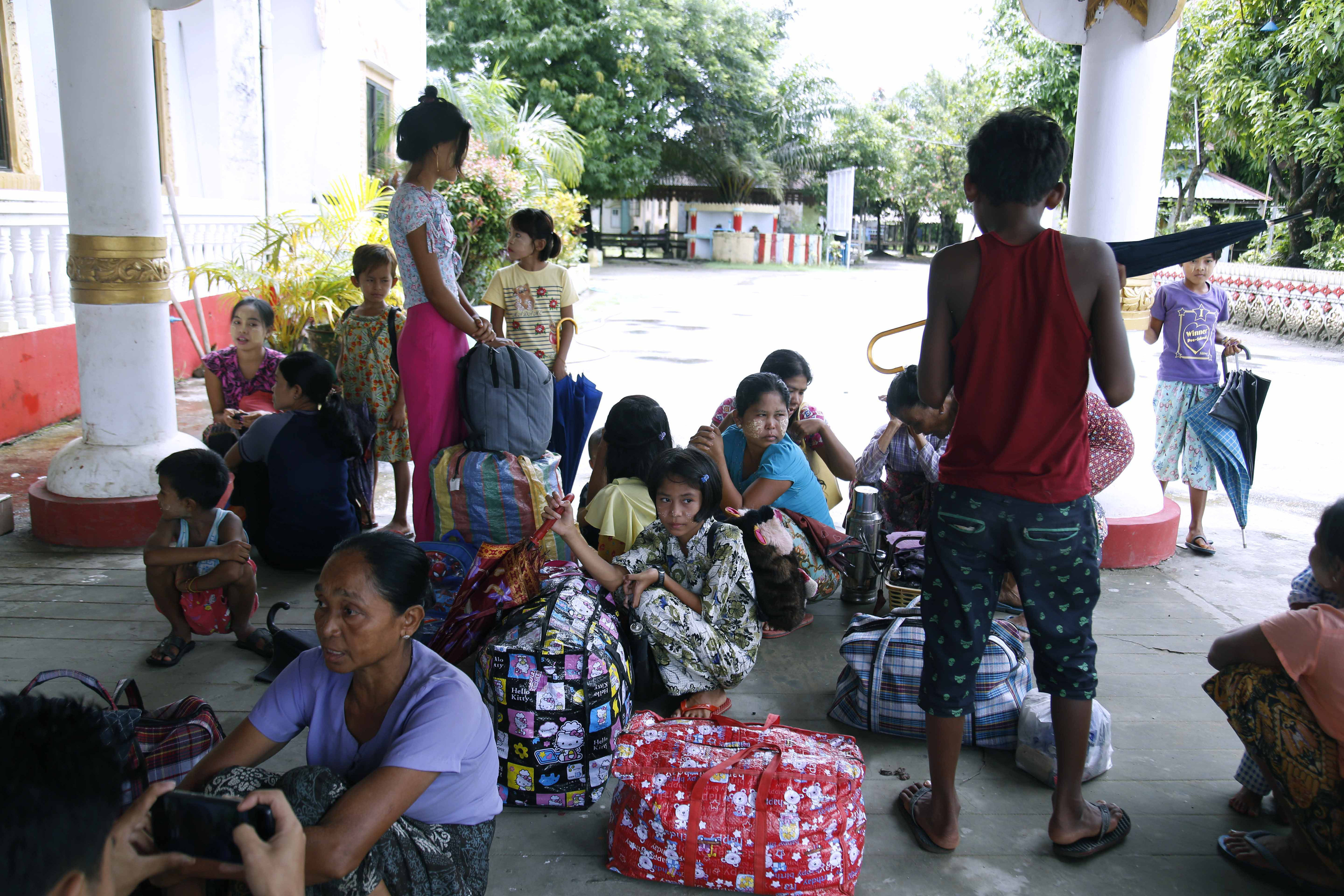 Thousands flee in expectation of Myanmar military operation
