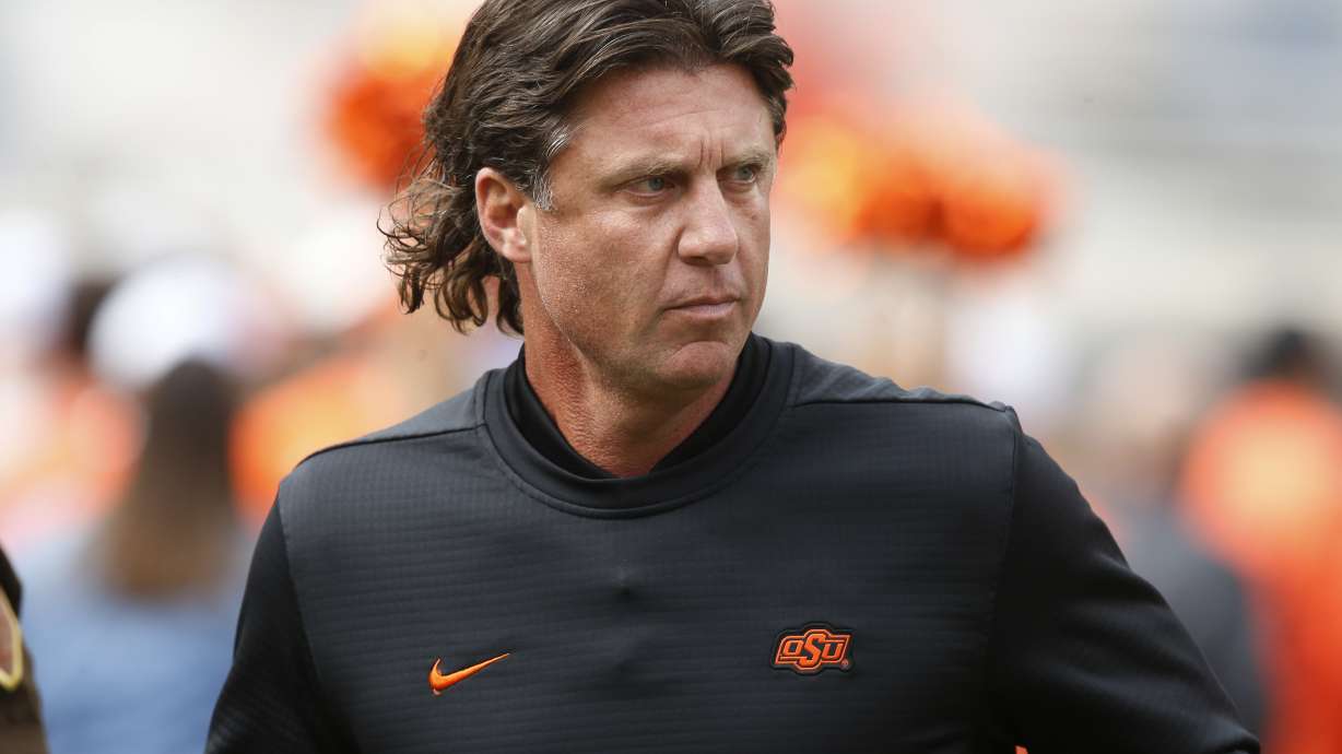 Oklahoma State's Gundy takes pay cut in wake of T-shirt flap