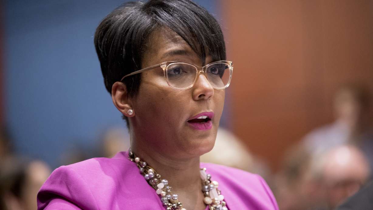 Atlanta mayor defies governor, require masks in city