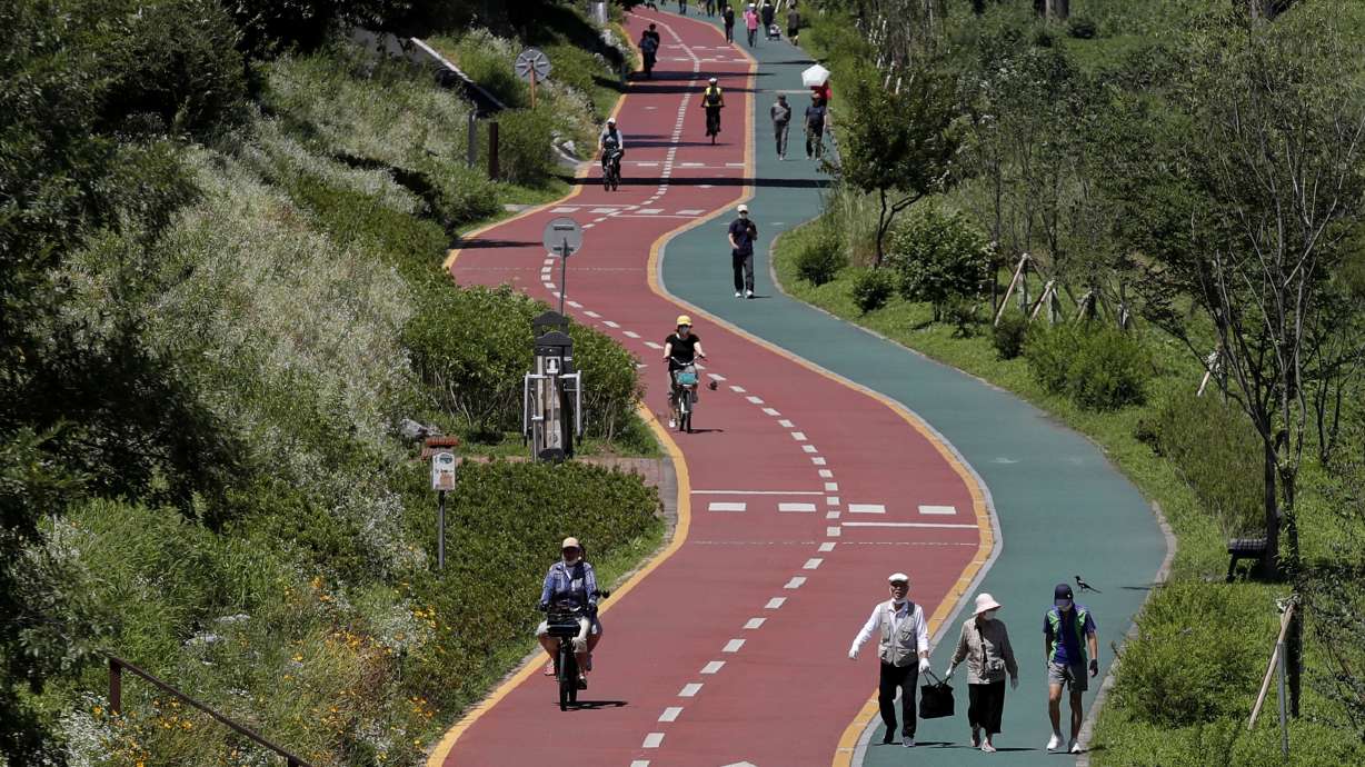 Confirmed US virus cases rise amid new global restrictions